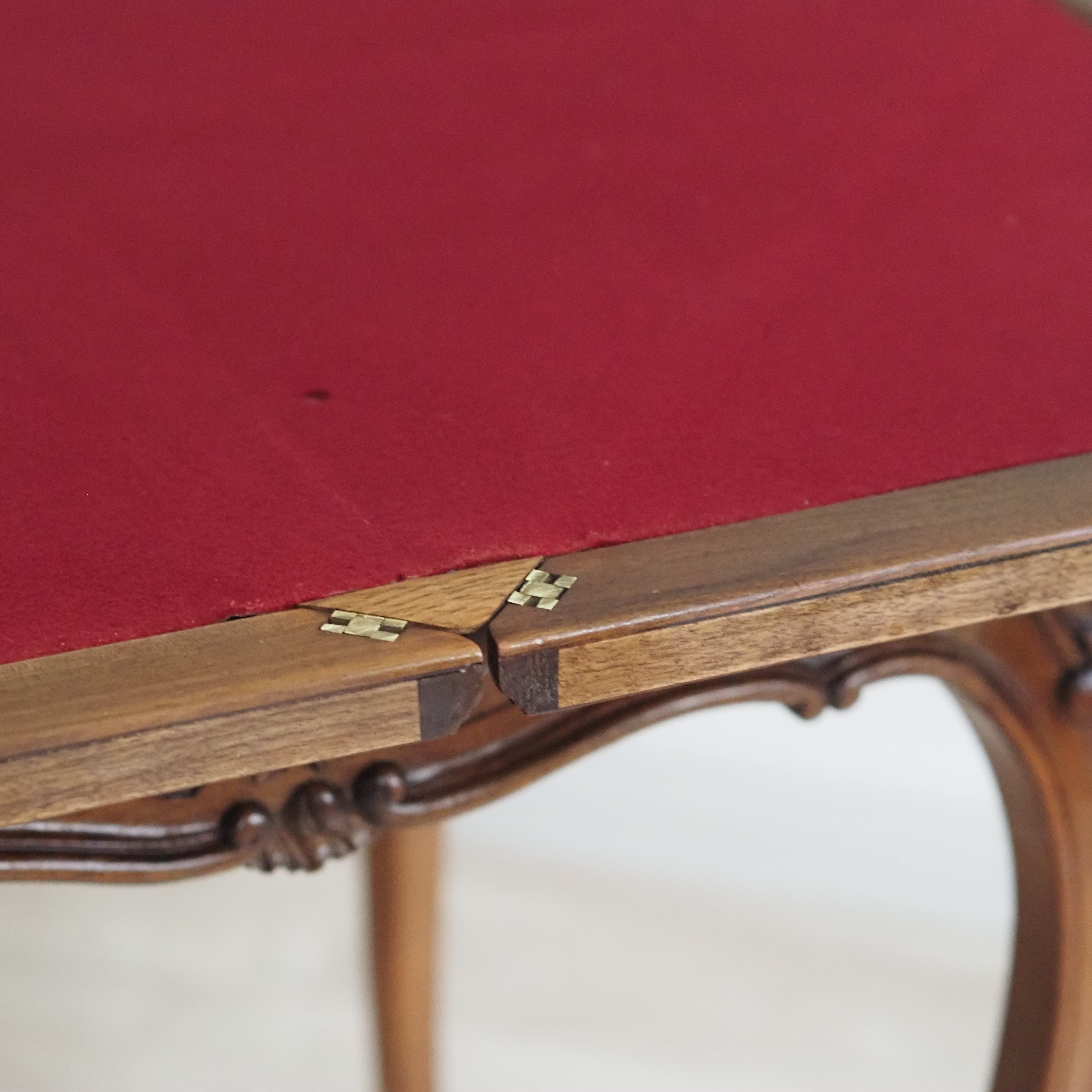 Antiker Louis-XV Spieltisch mit Klappmechanik und roter Filzauflage, um 1890