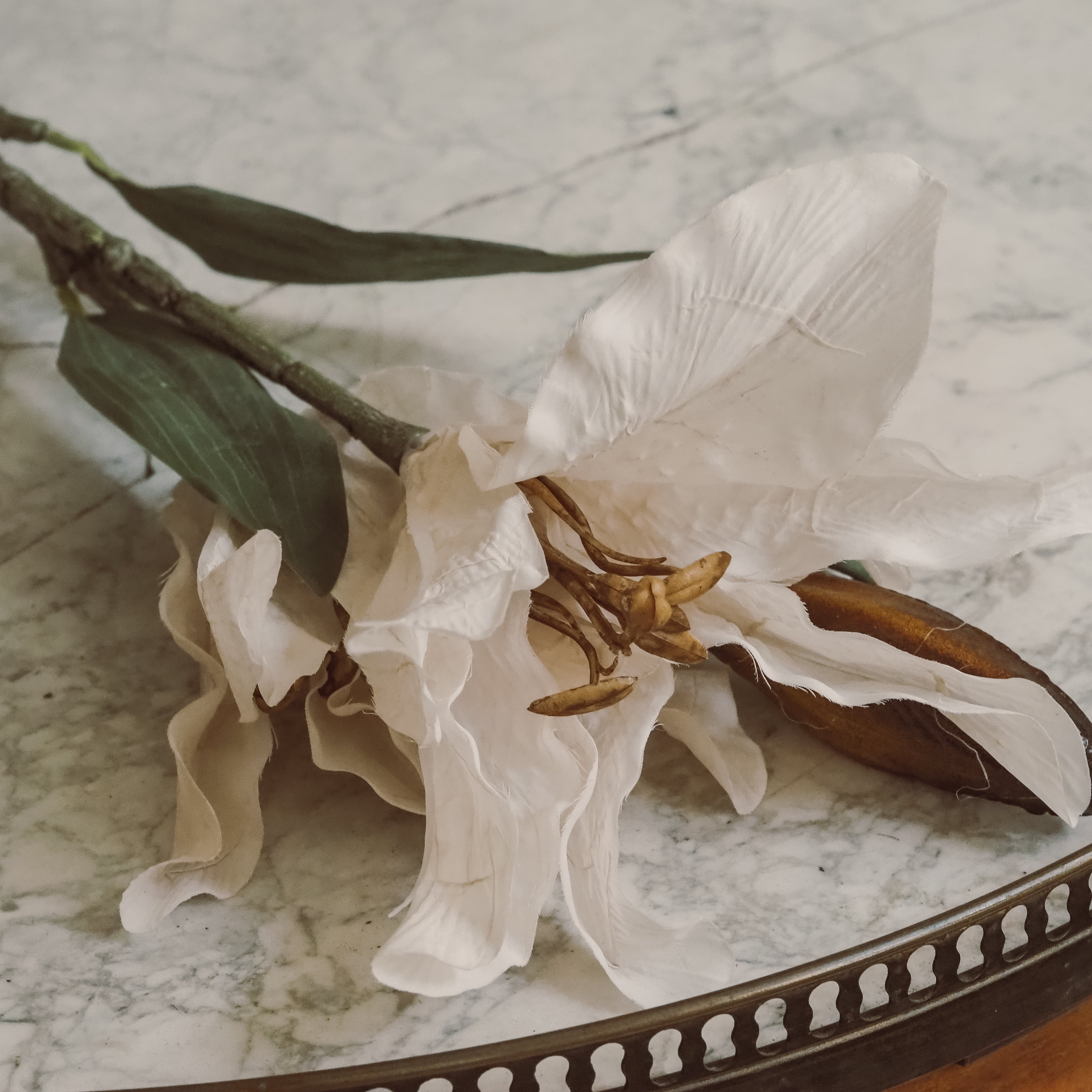 Blütenzweig Creme-Weiß · Textile Lilienblüten mit bronzefarbener Knospe · 88 cm