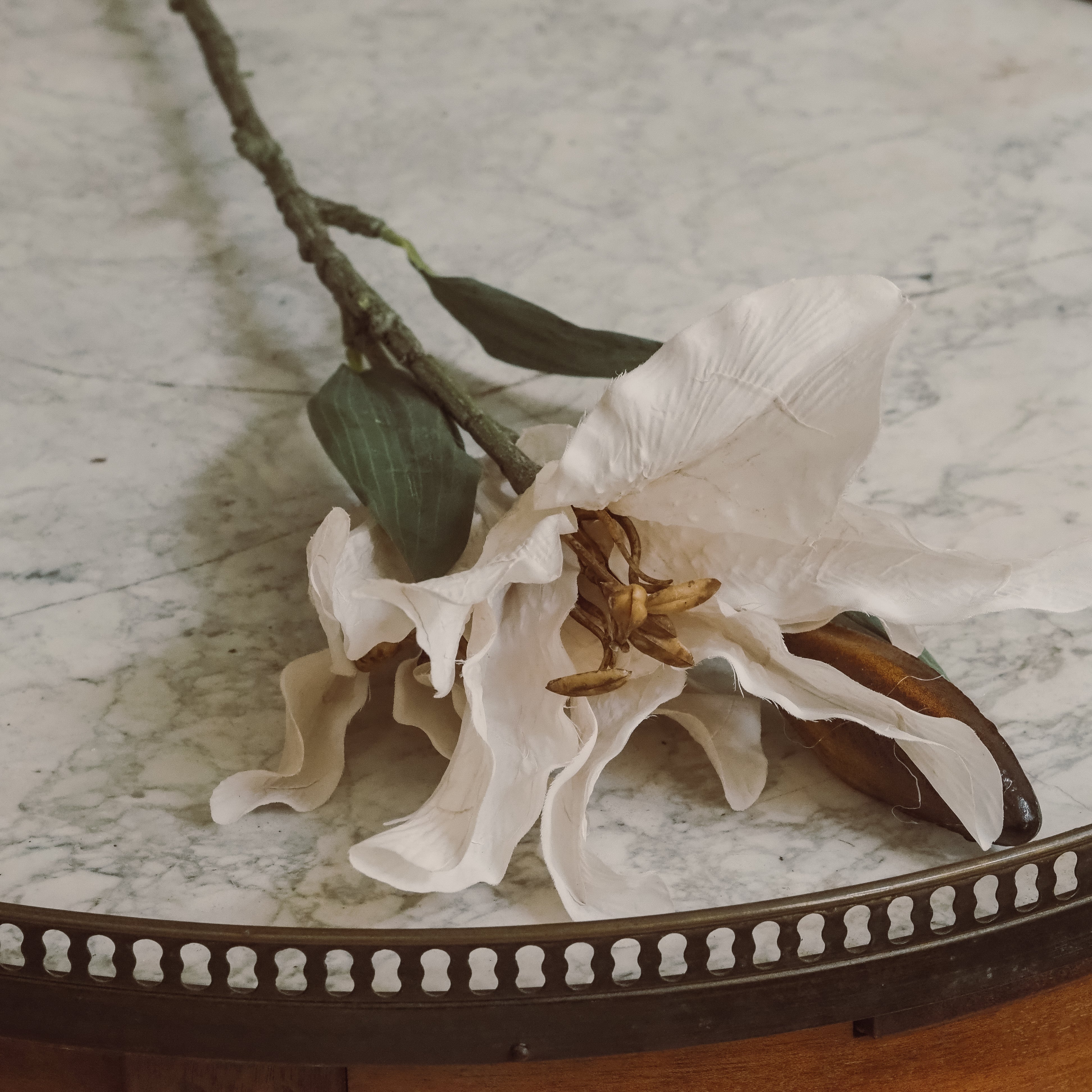 Blütenzweig Creme-Weiß · Textile Lilienblüten mit bronzefarbener Knospe · 88 cm