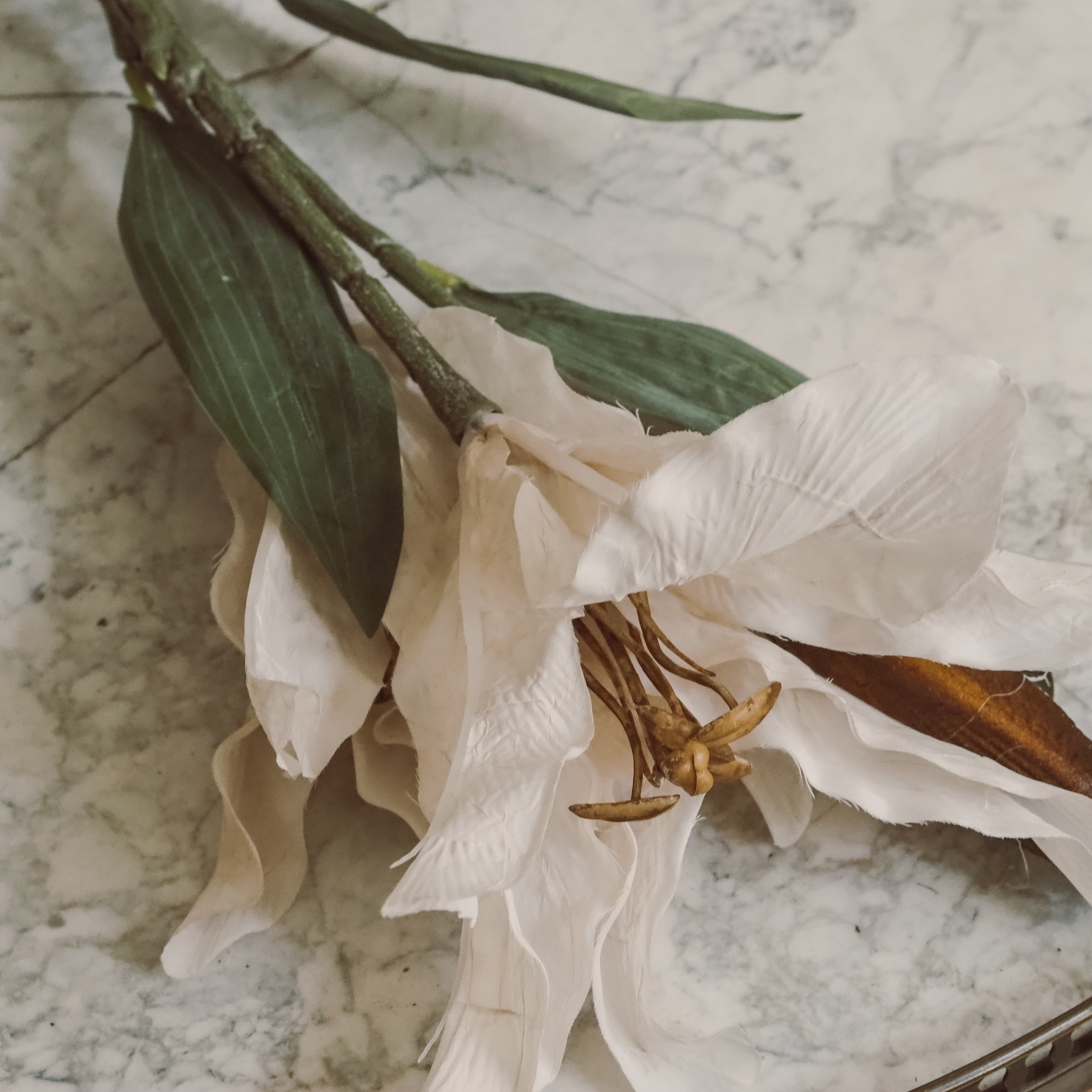 Blütenzweig Creme-Weiß · Textile Lilienblüten mit bronzefarbener Knospe · 88 cm