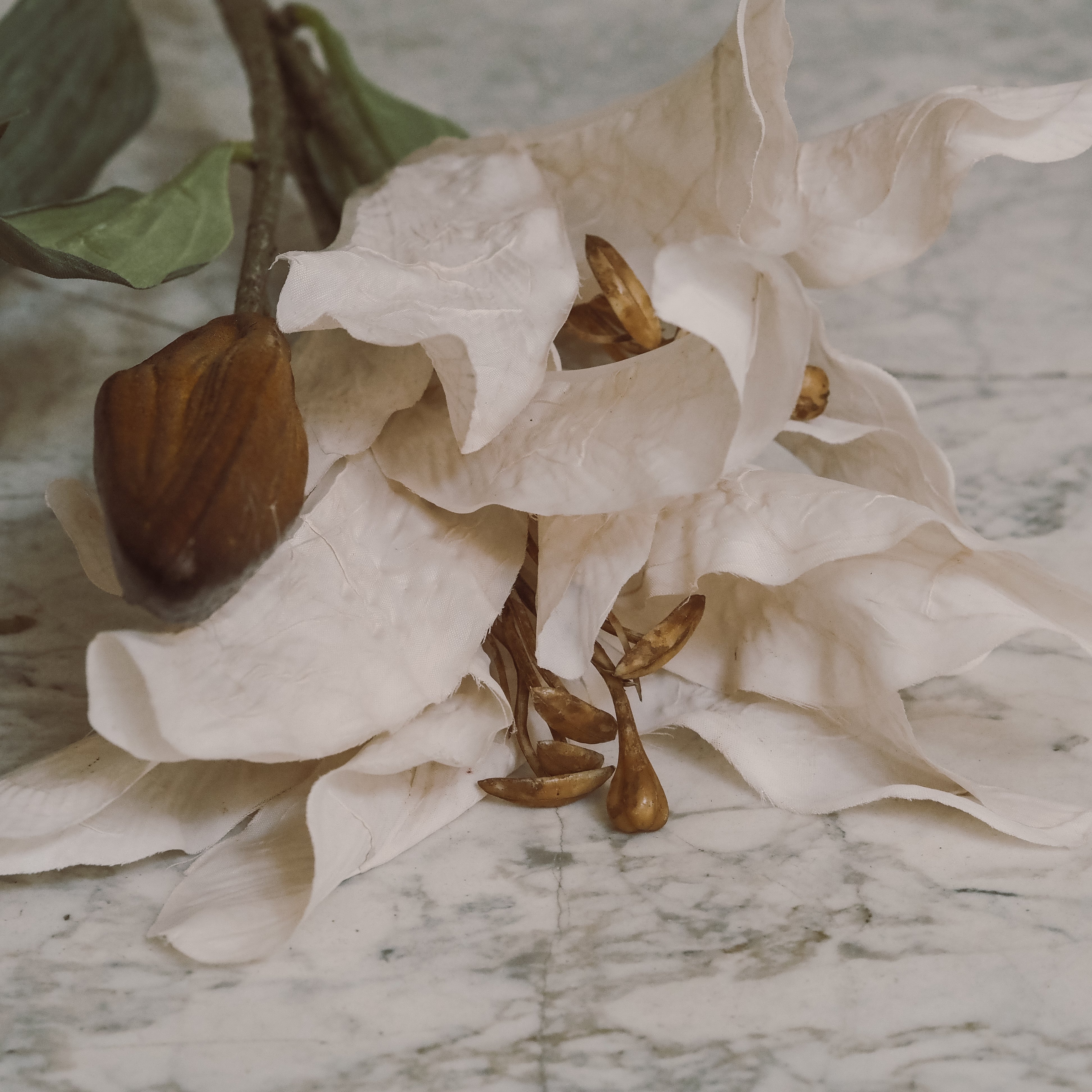 Blütenzweig Creme-Weiß · Textile Lilienblüten mit bronzefarbener Knospe · 88 cm