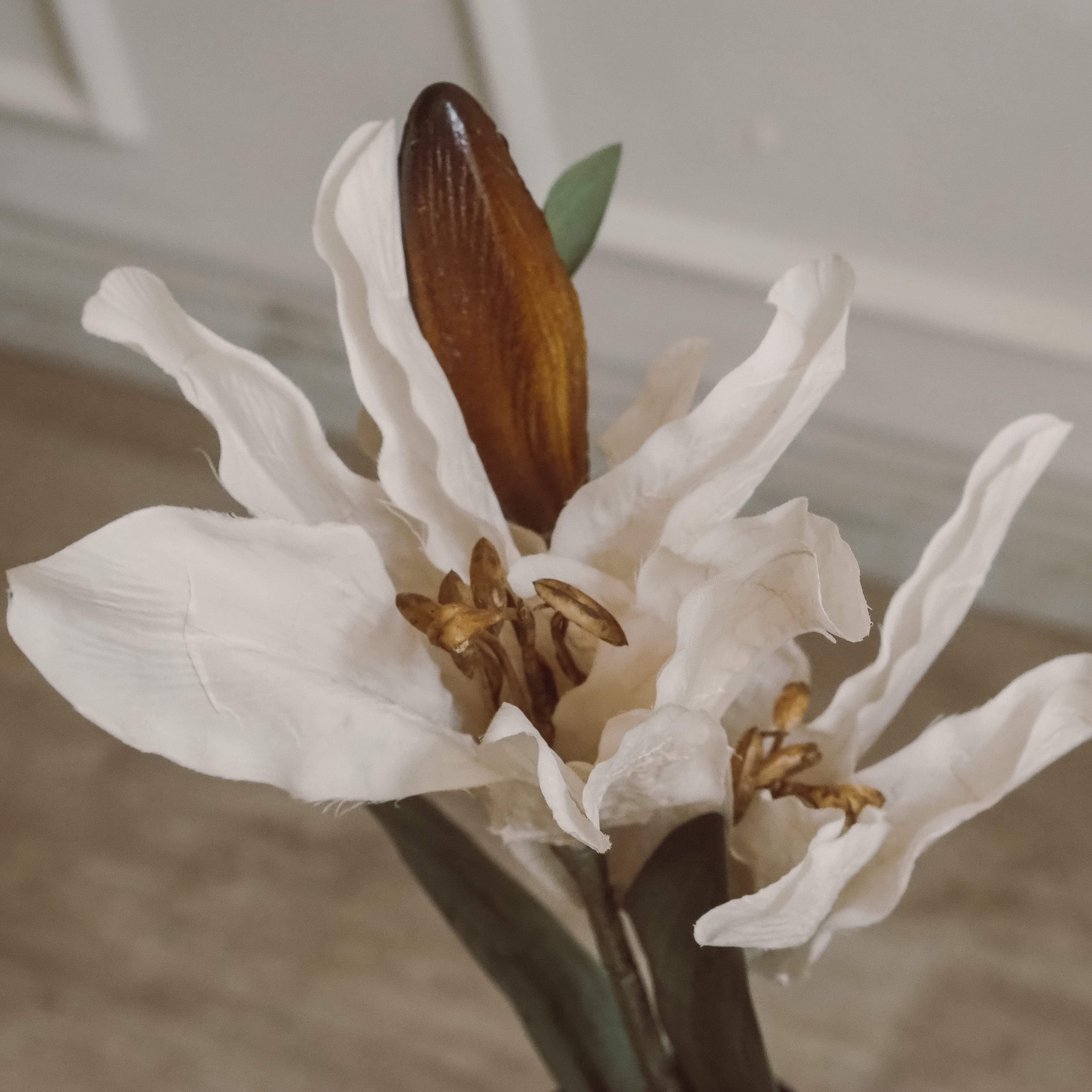 Blütenzweig Creme-Weiß · Textile Lilienblüten mit bronzefarbener Knospe · 88 cm