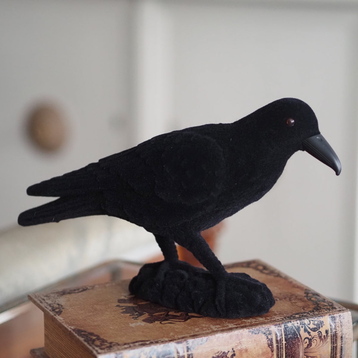 Krähe Schwarz · Naturalistische Tierfigur auf Sockel