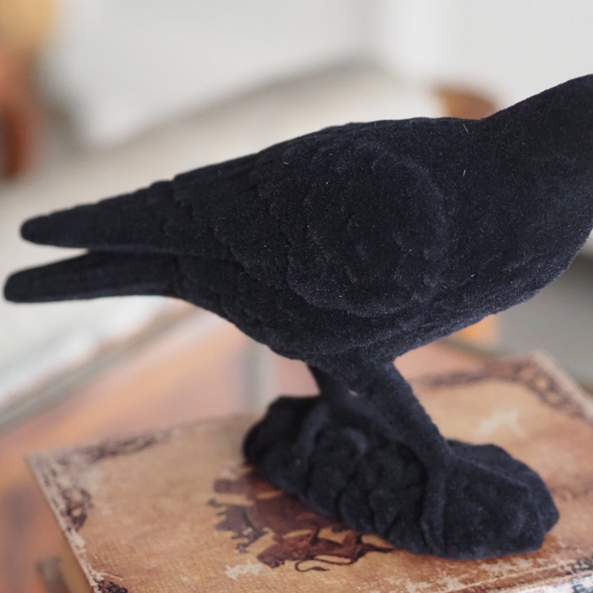 Krähe Schwarz · Naturalistische Tierfigur auf Sockel