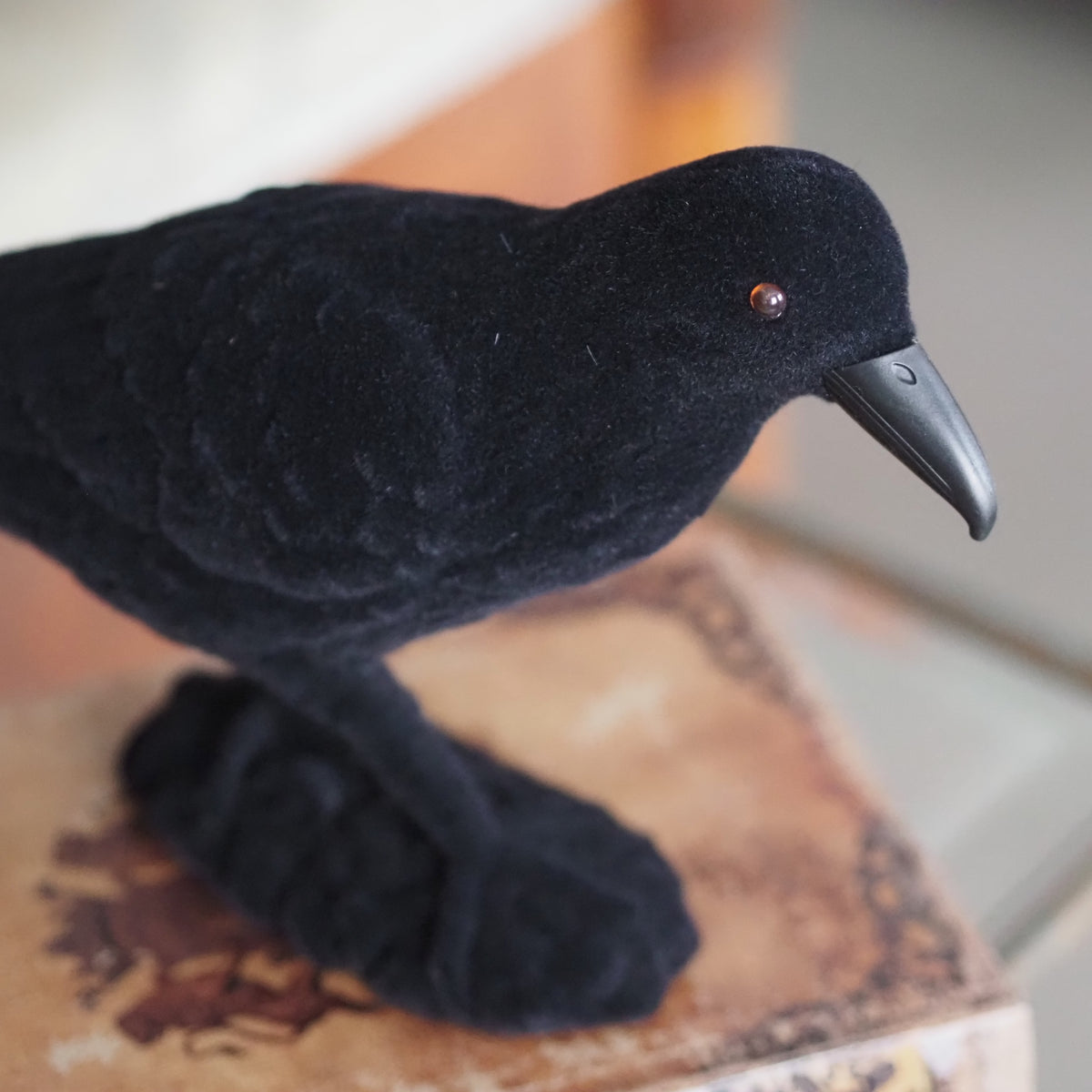 Krähe Schwarz · Naturalistische Tierfigur auf Sockel