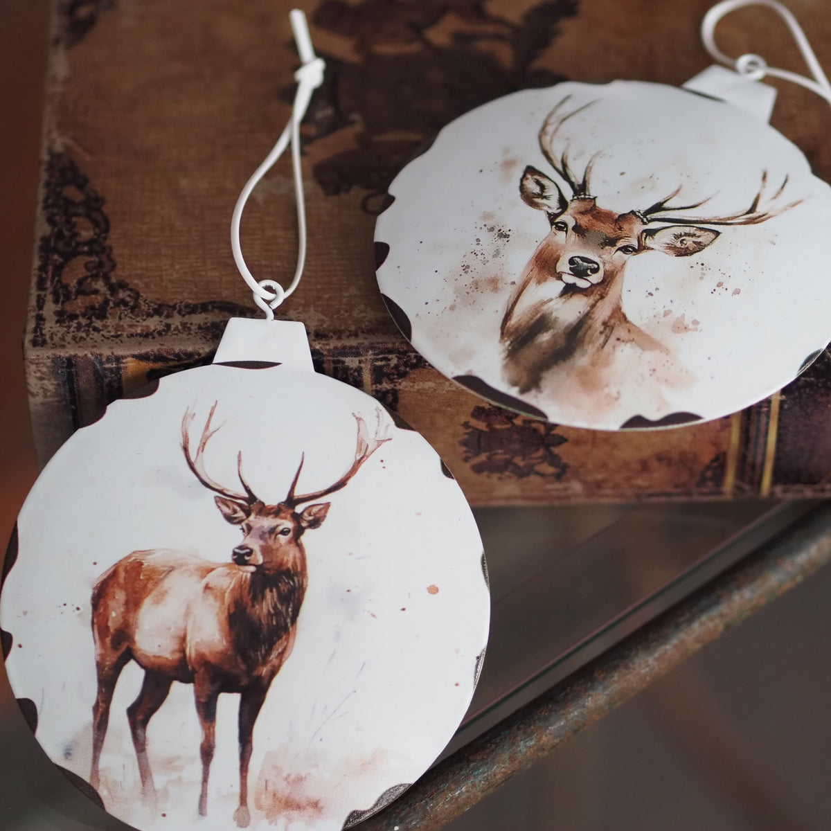 Ornament Hirsch · Kugelform, Aquarellmotiv, weiß, 2er-Set