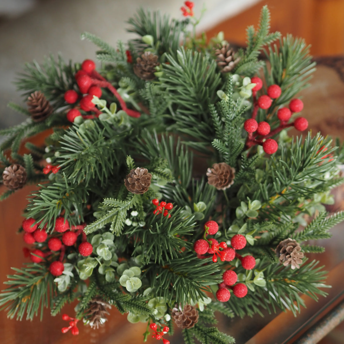Beerenkranz Grün-Rot · Winterkranz mit roten Beeren und Zapfen, Ø 26 cm
