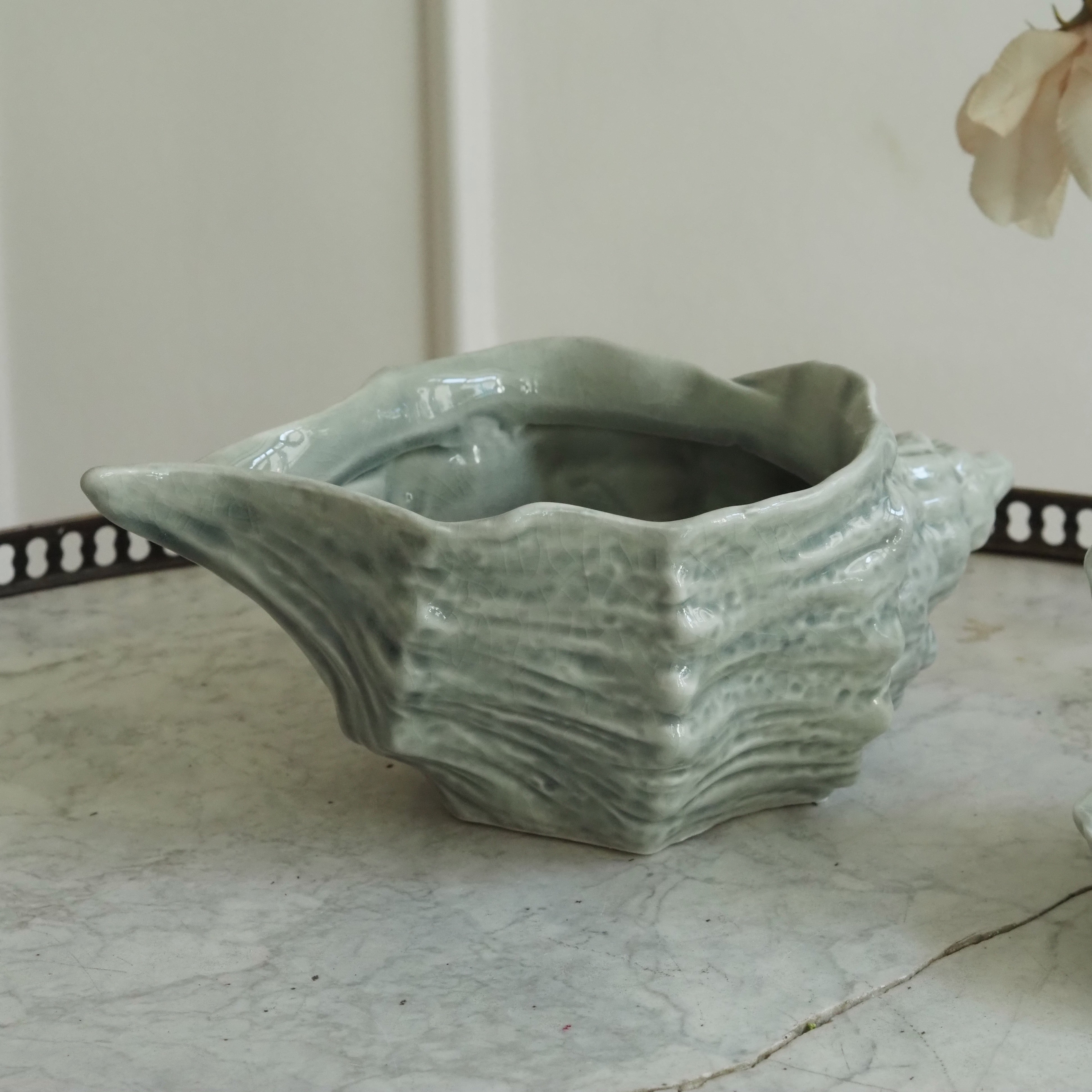 Muschelkeramik Celadon · Jakobsmuschel-Schale oder Tritonshorn-Gefäß aus Steingut, weiß-oliv
