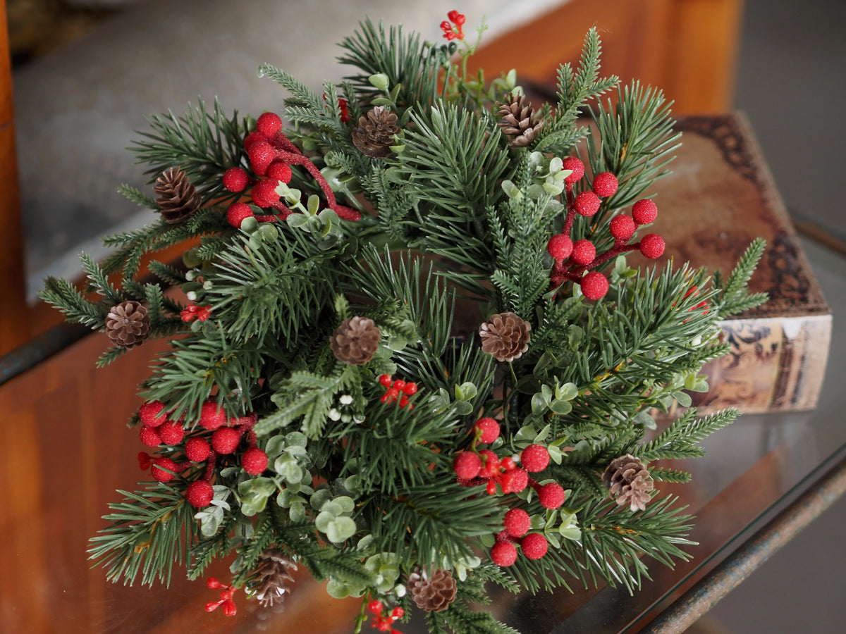 Beerenkranz Grün-Rot · Winterkranz mit roten Beeren und Zapfen, Ø 26 cm