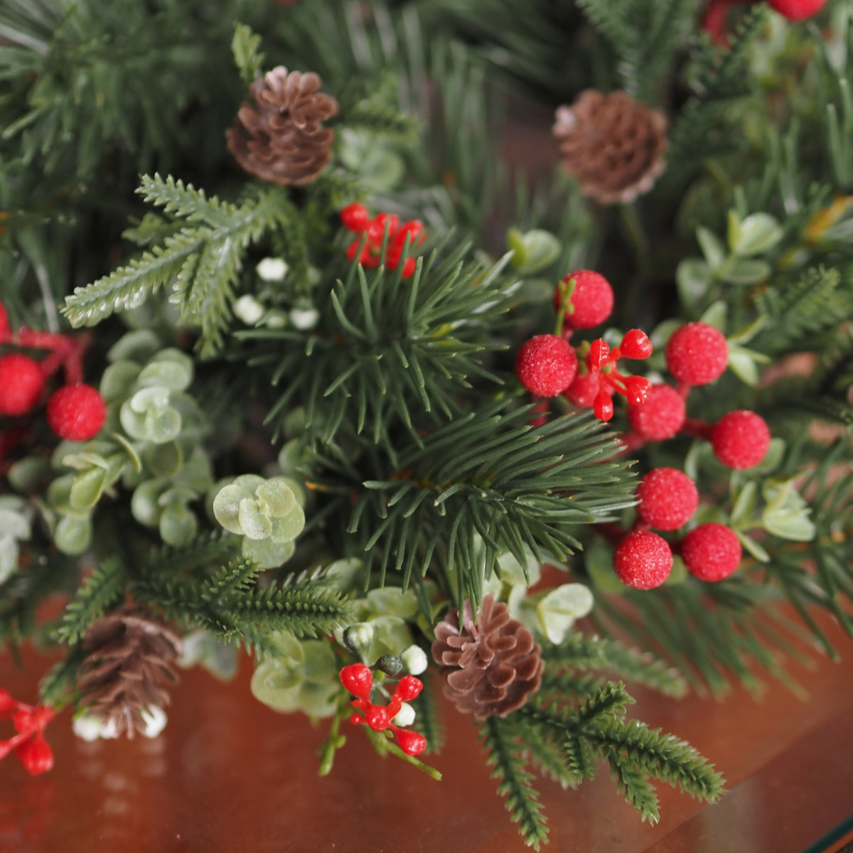 Beerenkranz Grün-Rot · Winterkranz mit roten Beeren und Zapfen, Ø 26 cm