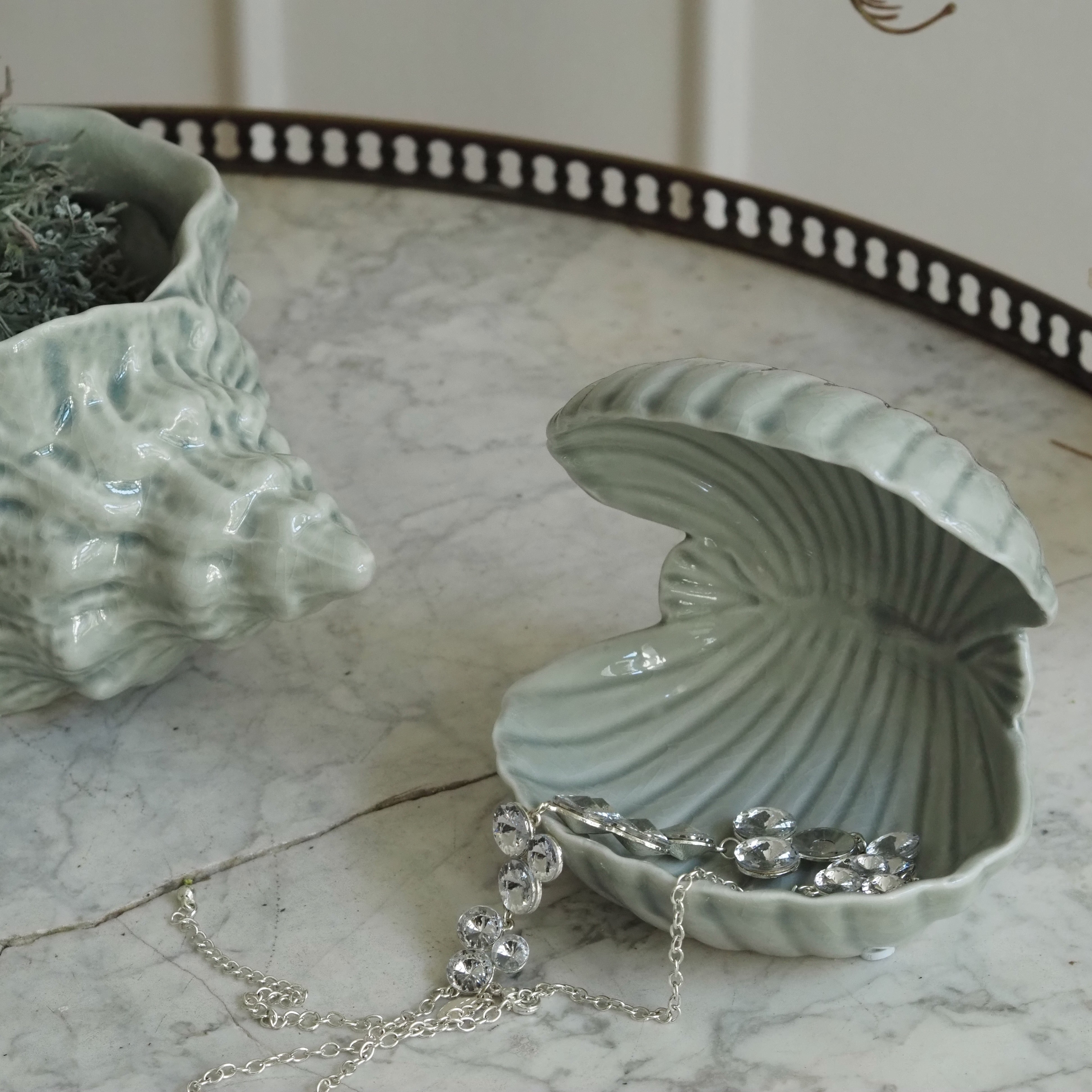 Muschelkeramik Celadon · Jakobsmuschel-Schale oder Tritonshorn-Gefäß aus Steingut, weiß-oliv