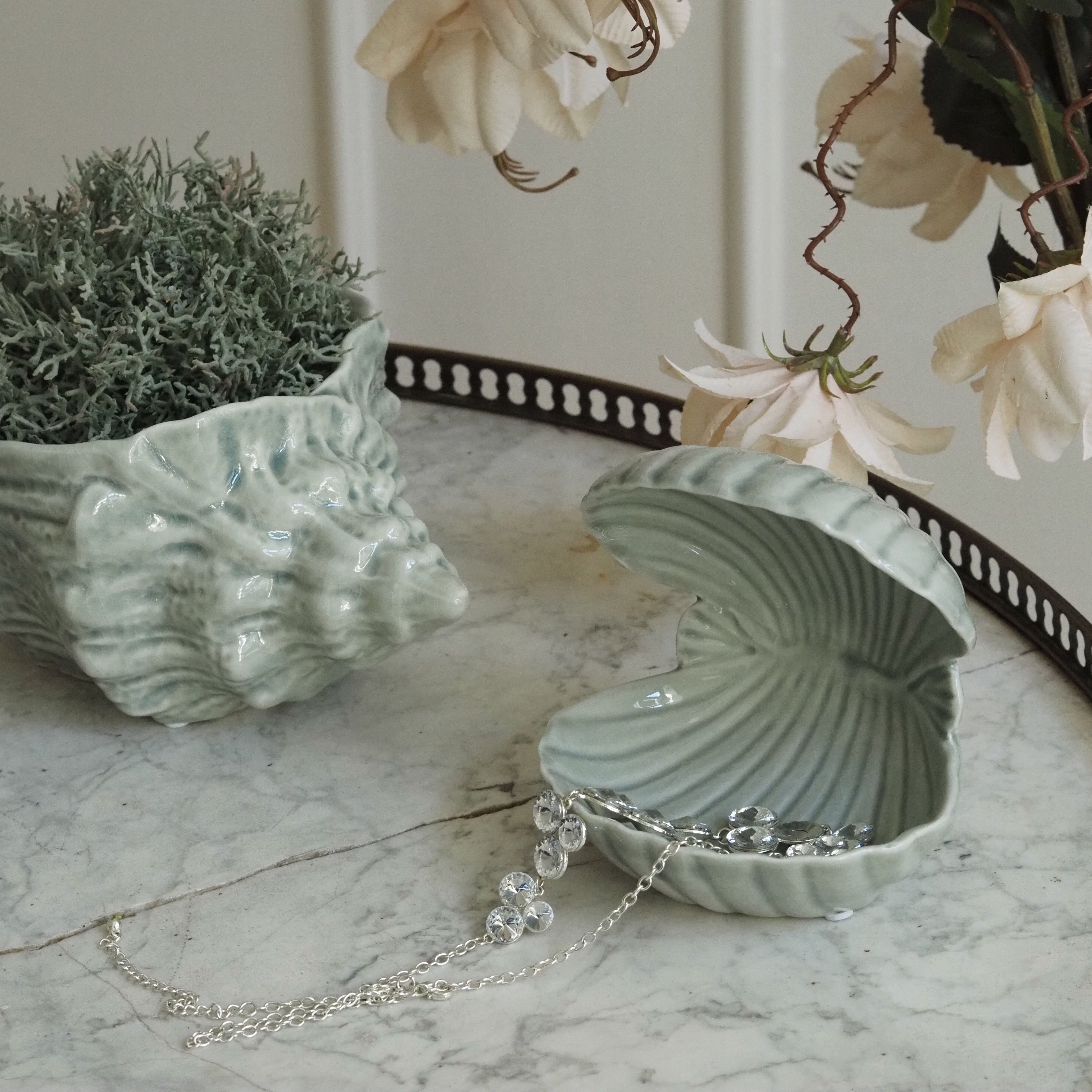 Muschelkeramik Celadon · Jakobsmuschel-Schale oder Tritonshorn-Gefäß aus Steingut, weiß-oliv