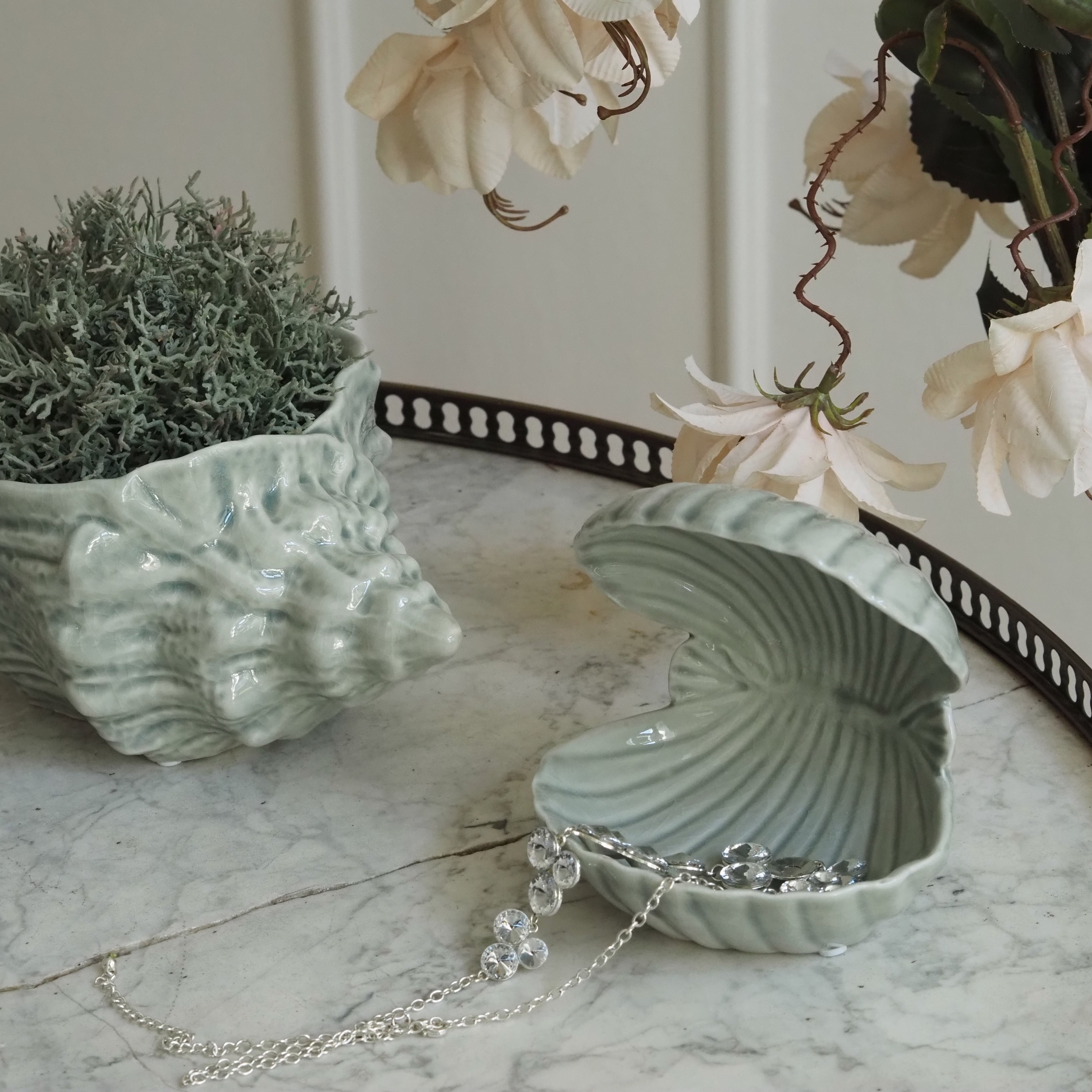 Muschelkeramik Celadon · Jakobsmuschel-Schale oder Tritonshorn-Gefäß aus Steingut, weiß-oliv