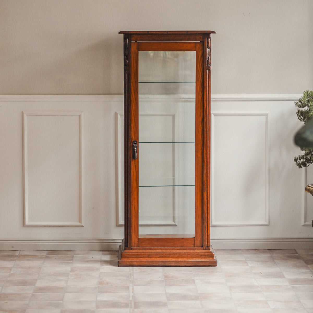 Jugendstil Vitrine Eiche um 1900 – schmale Standvitrine