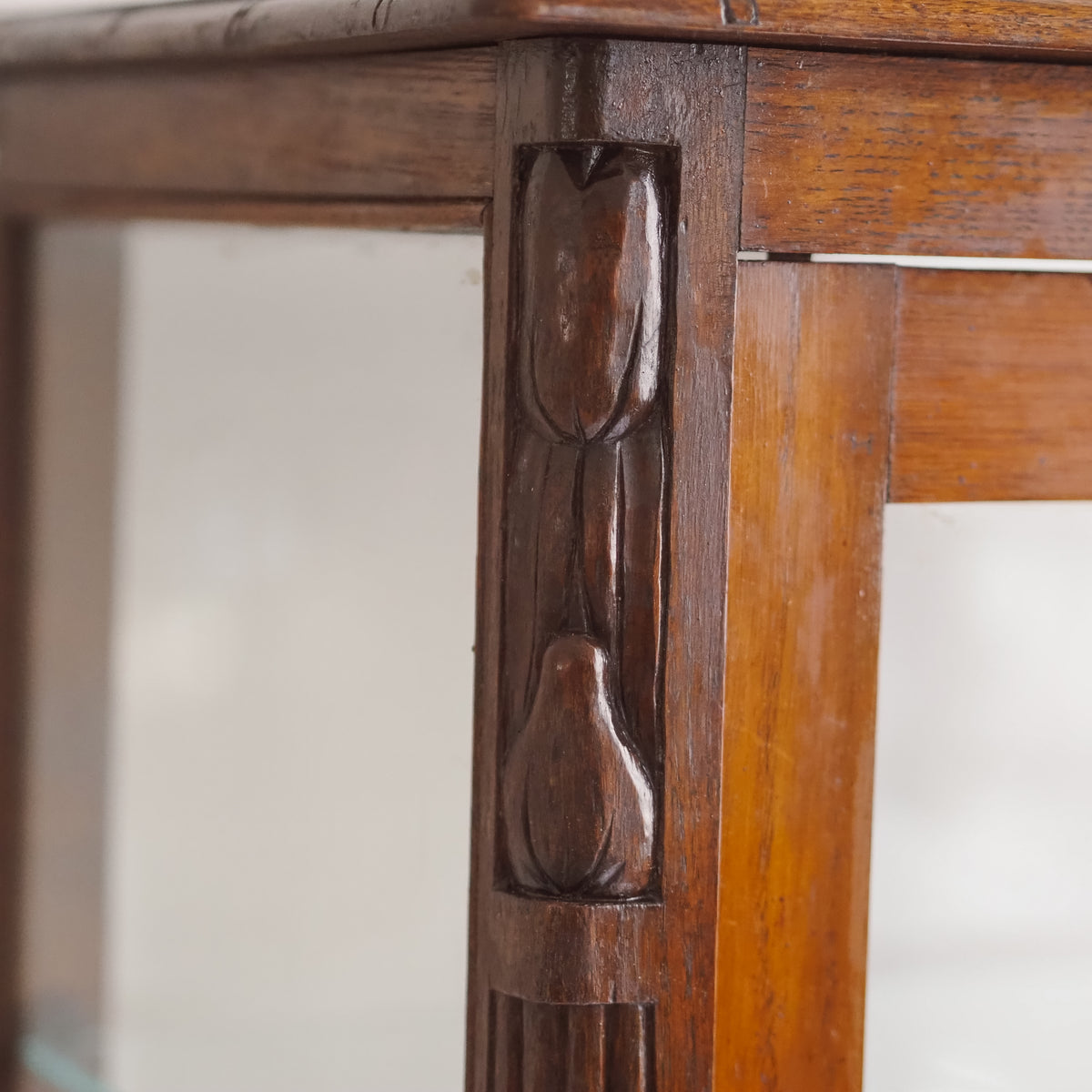 Jugendstil Vitrine Eiche um 1900 – schmale Standvitrine