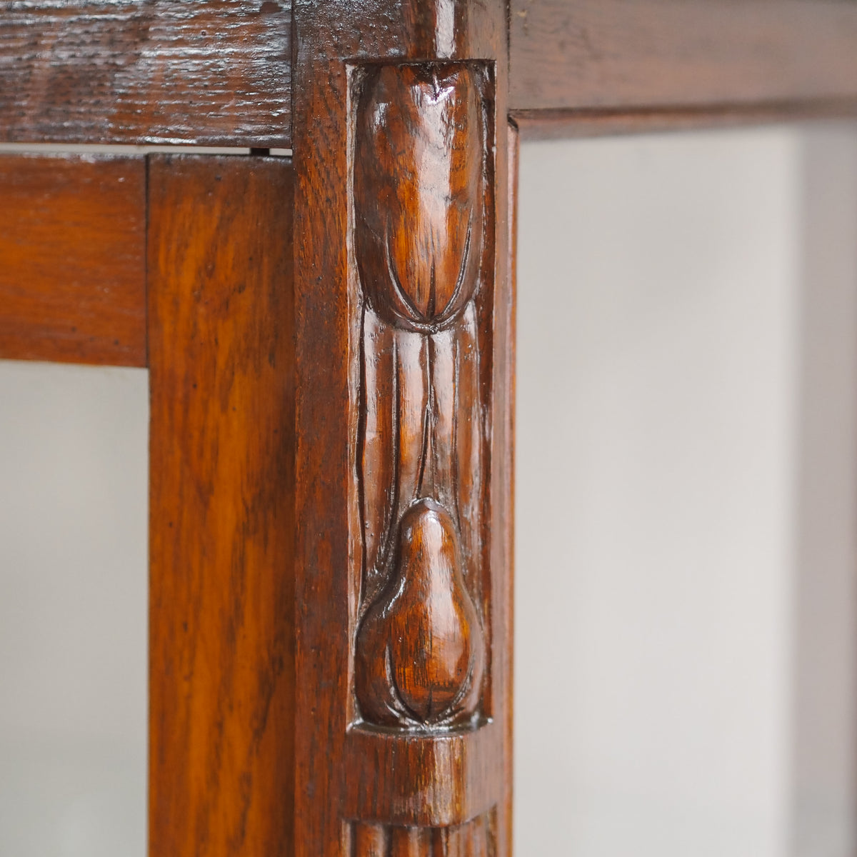 Jugendstil Vitrine Eiche um 1900 – schmale Standvitrine
