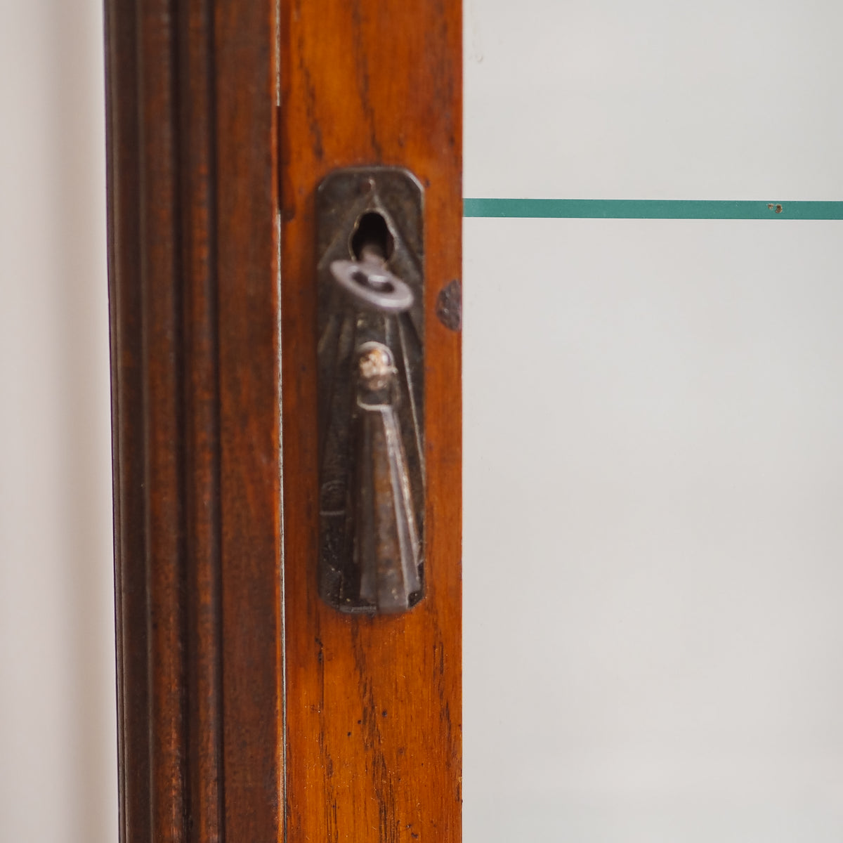 Jugendstil Vitrine Eiche um 1900 – schmale Standvitrine