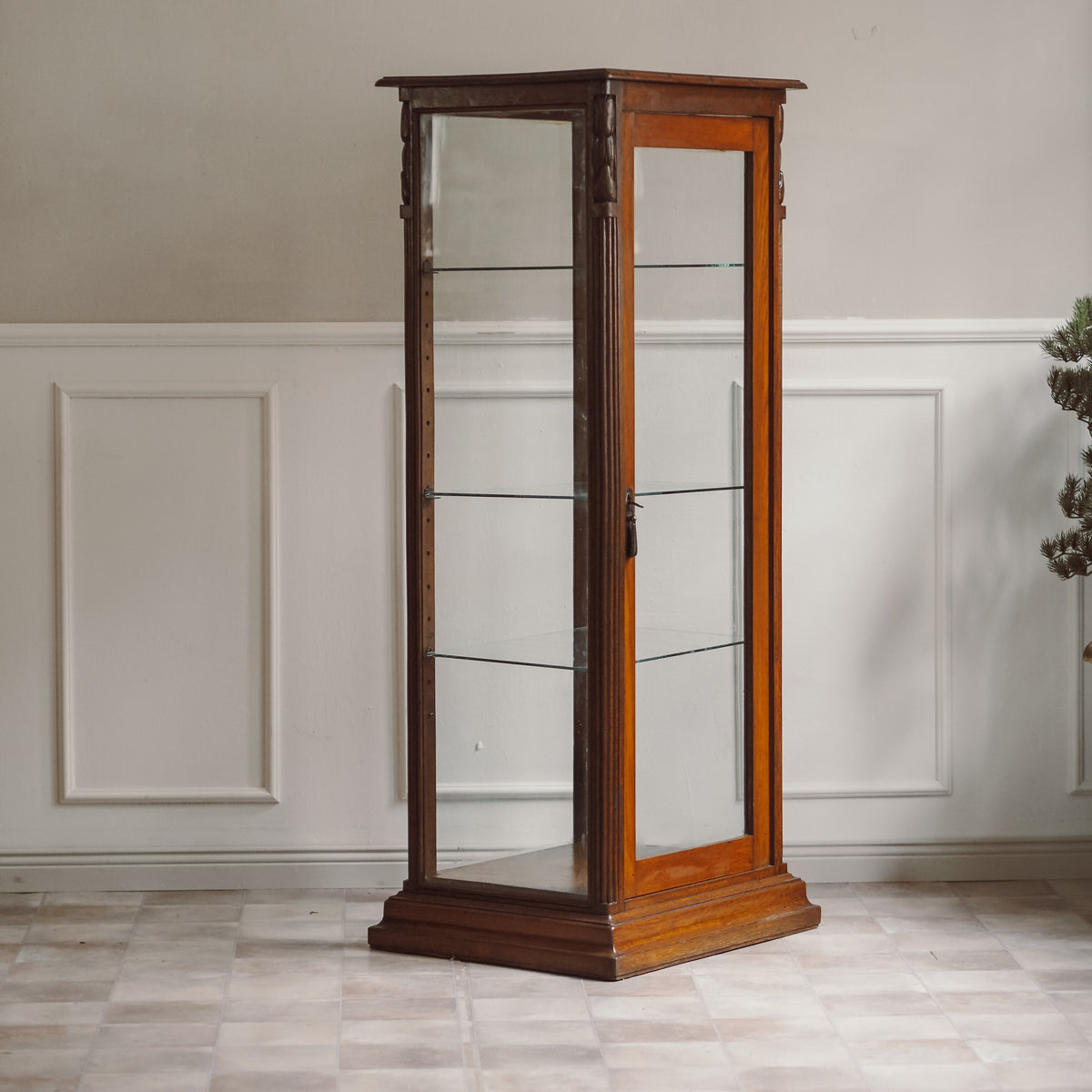 Jugendstil Vitrine Eiche um 1900 – schmale Standvitrine