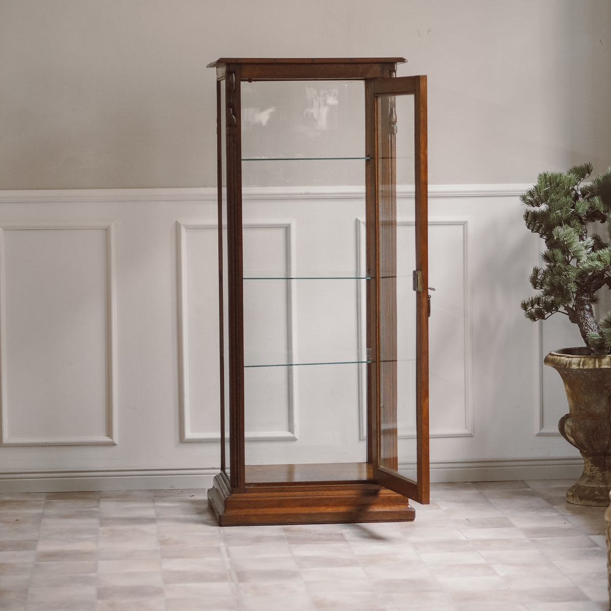 Jugendstil Vitrine Eiche um 1900 – schmale Standvitrine
