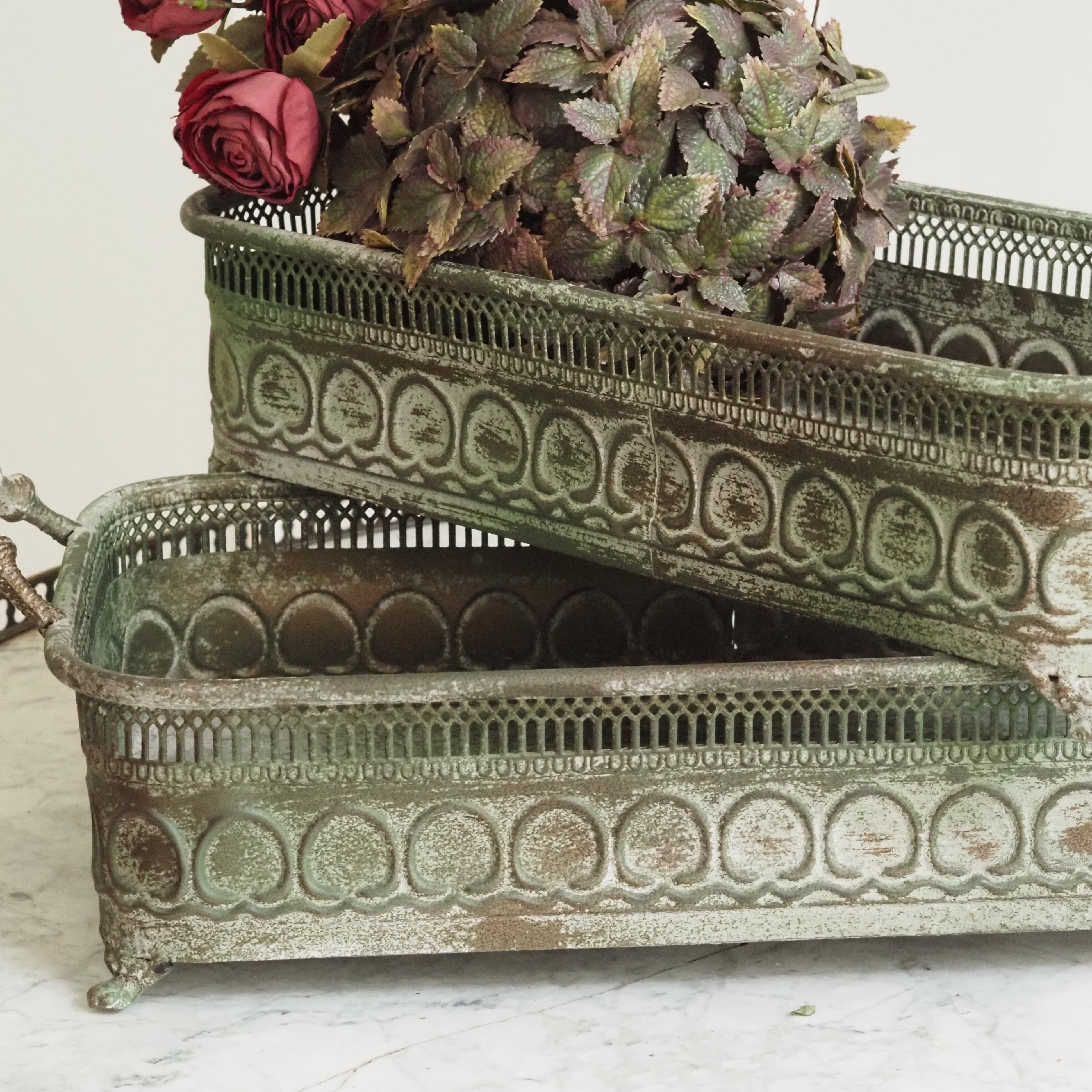 Pflanzschalen Set · Handgefertigtes Metall-Duo im Historismus-Stil mit Patina