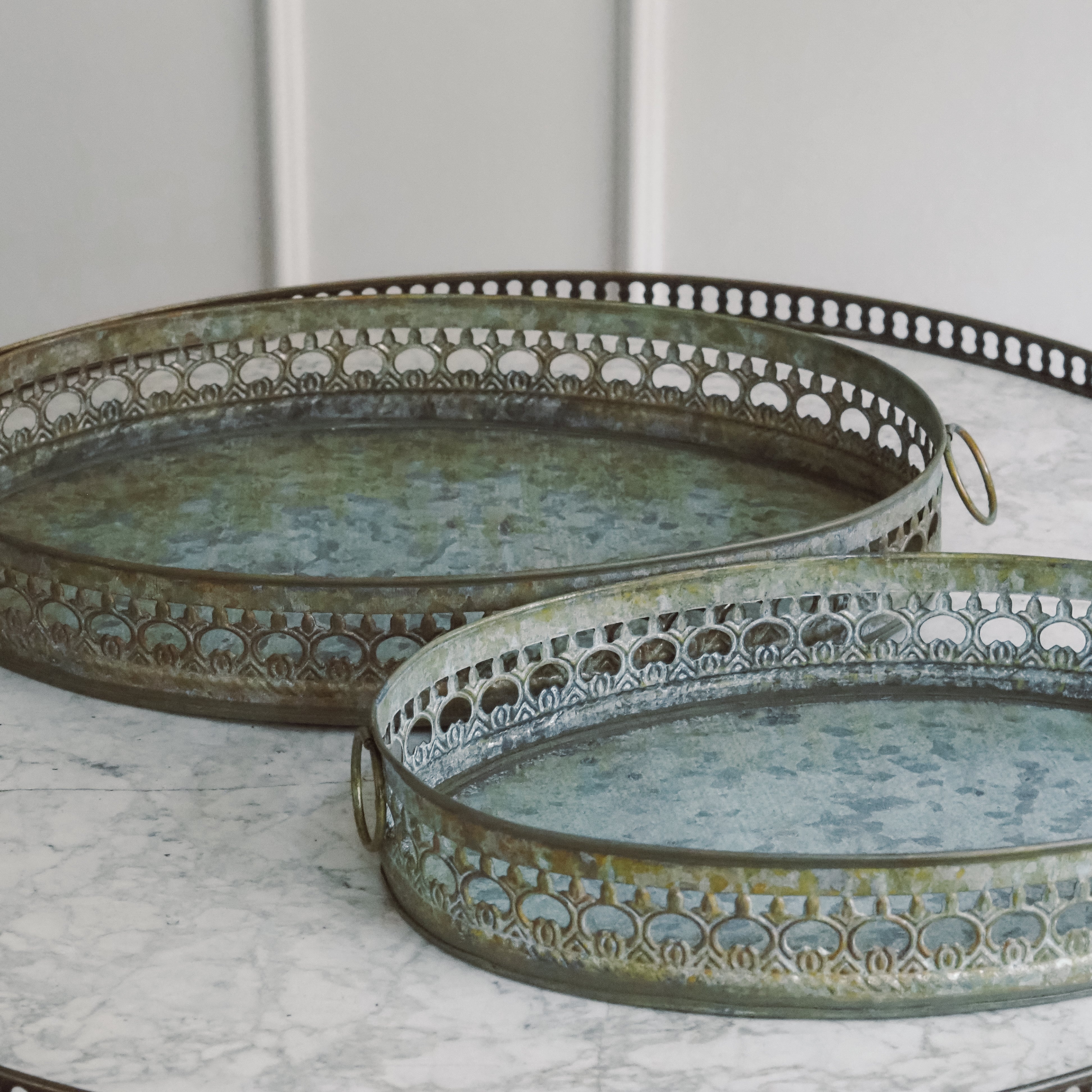 Ovales Tablett 2er Set · Metalltabletts mit patinierter Oberfläche / Servier- und Ablageobjekt