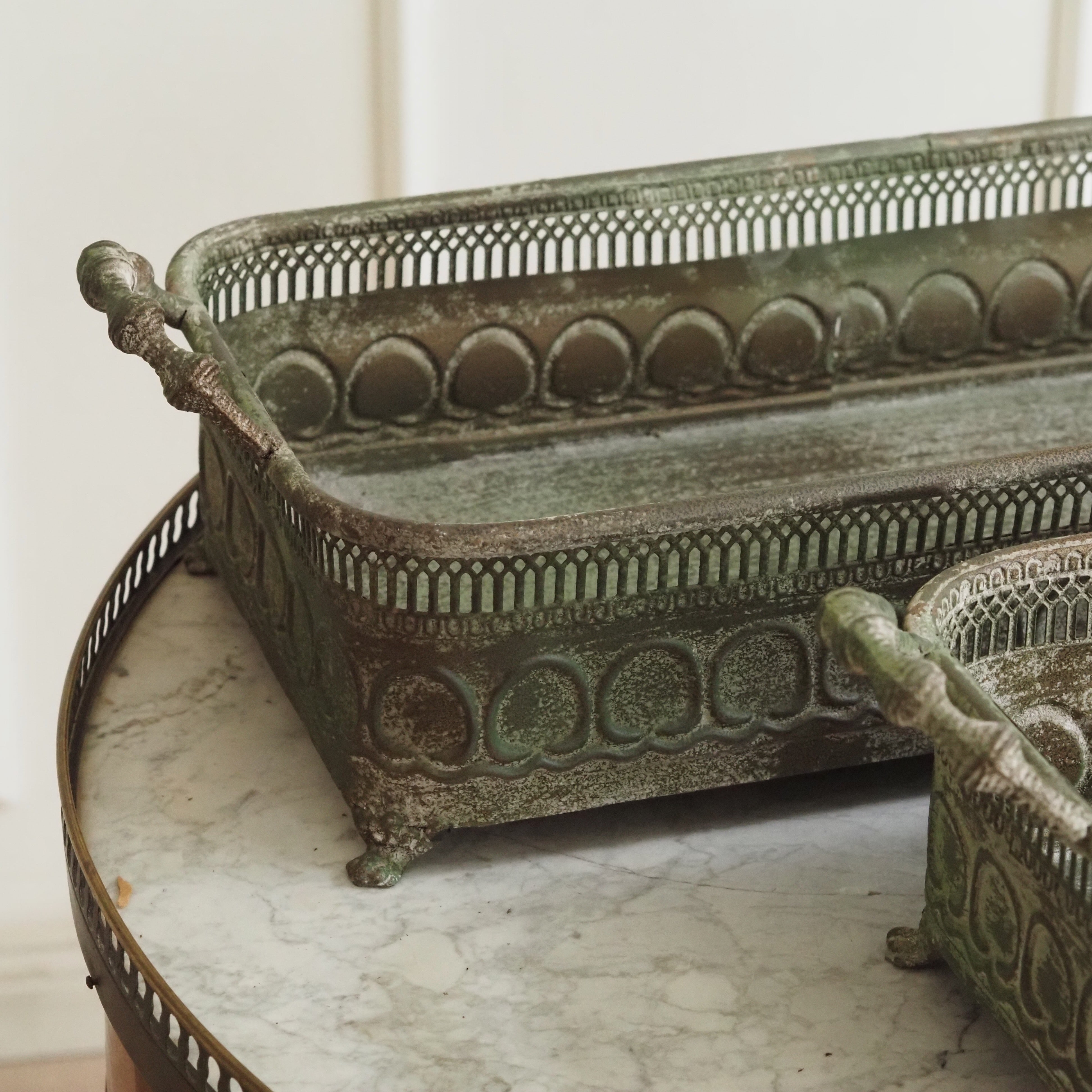Pflanzschalen Set · Handgefertigtes Metall-Duo im Historismus-Stil mit Patina