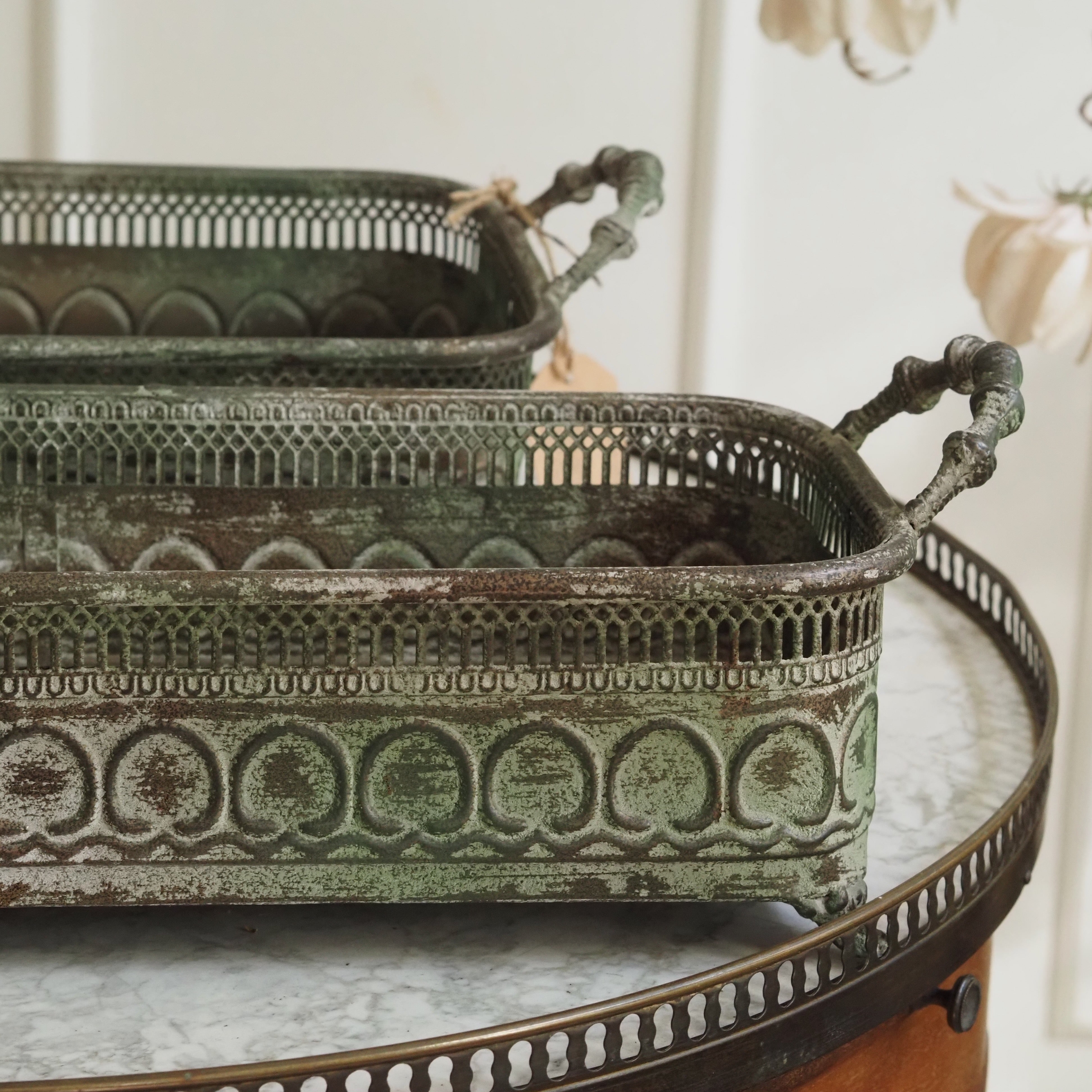 Pflanzschalen Set · Handgefertigtes Metall-Duo im Historismus-Stil mit Patina