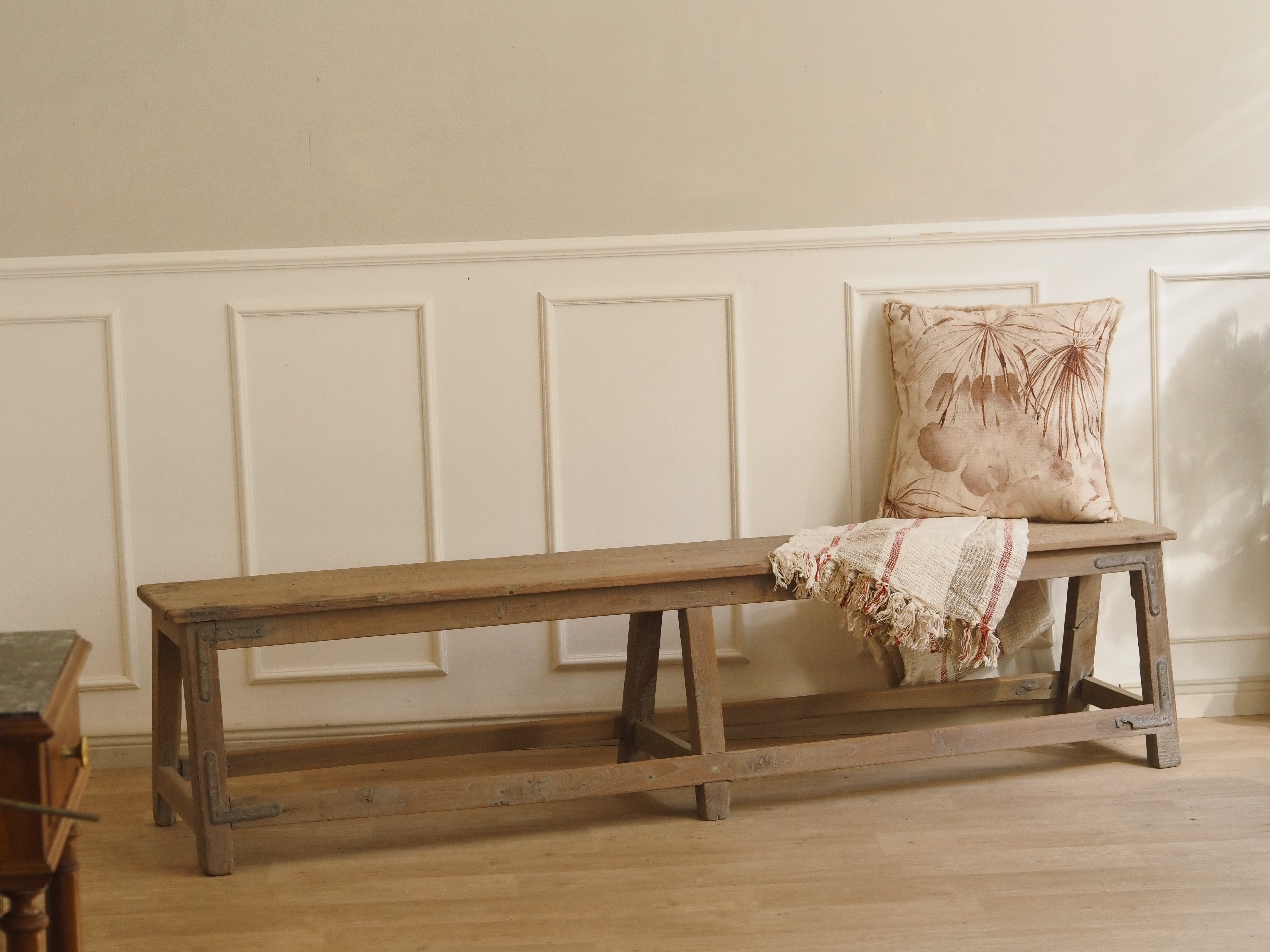 Sitzbank mit A-Bock-Gestell, Holzbank – helles Hartholz gekalkt, 182 cm