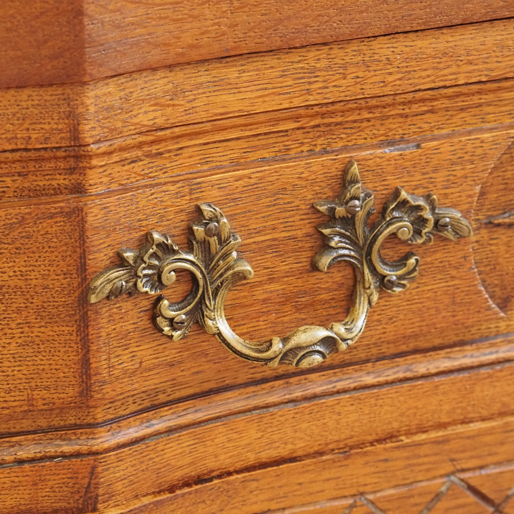 Antike französische Kommode im Louis-XV-Stil aus Eichenholz um 1880