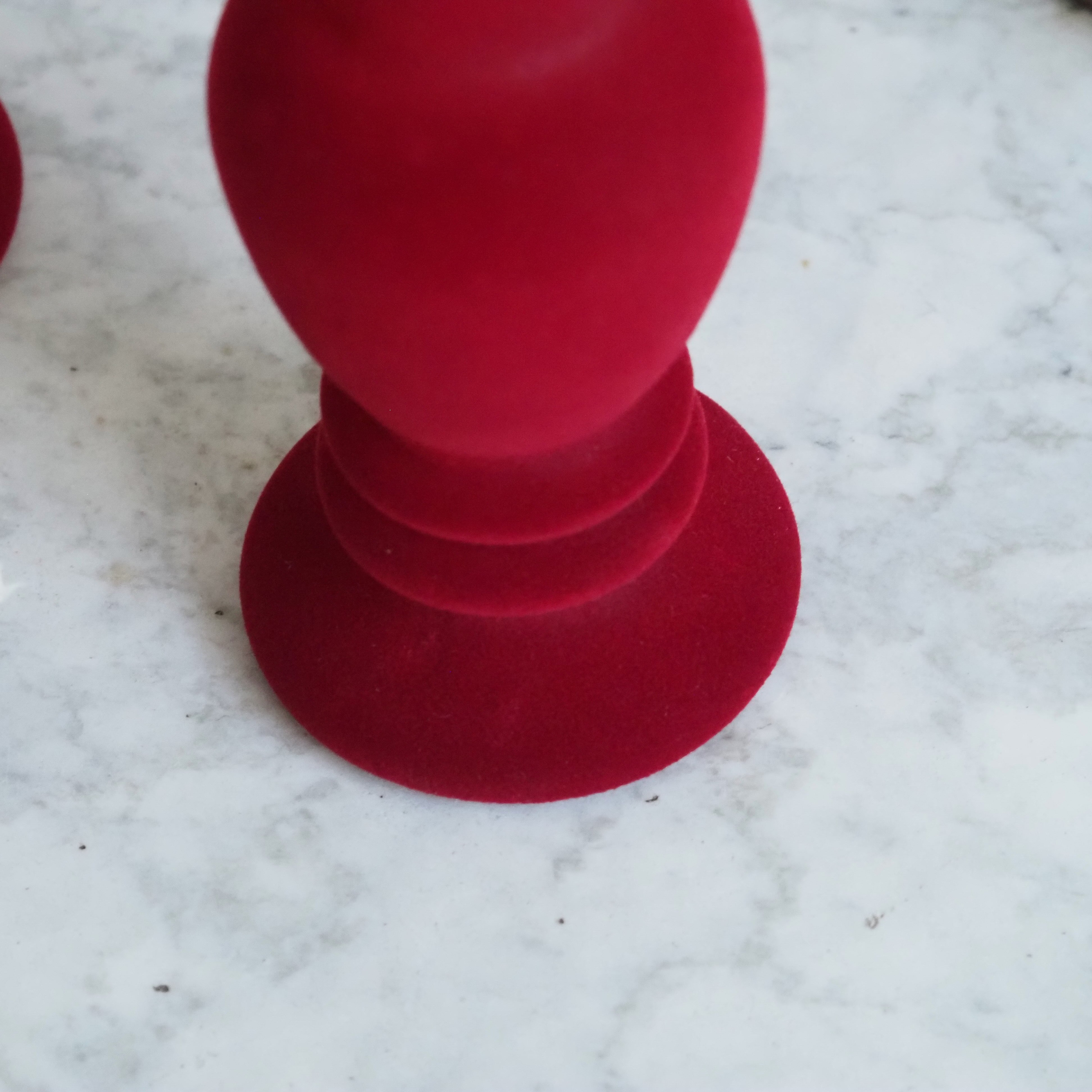 Vase oder Kerzenhalter Set von 2 · klassische Gefäßform / samtige Oberfläche in Rot