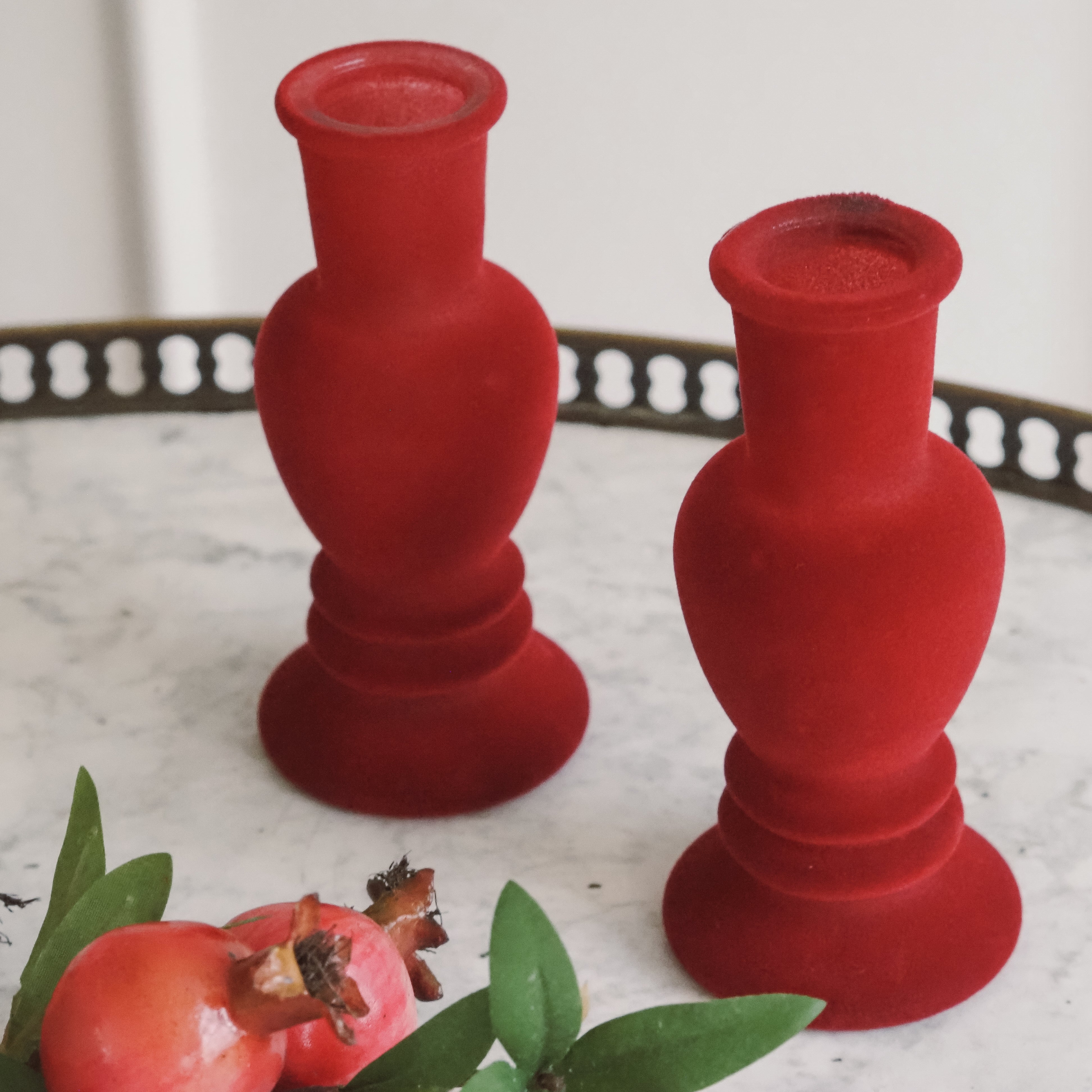 Vase oder Kerzenhalter Set von 2 · klassische Gefäßform / samtige Oberfläche in Rot