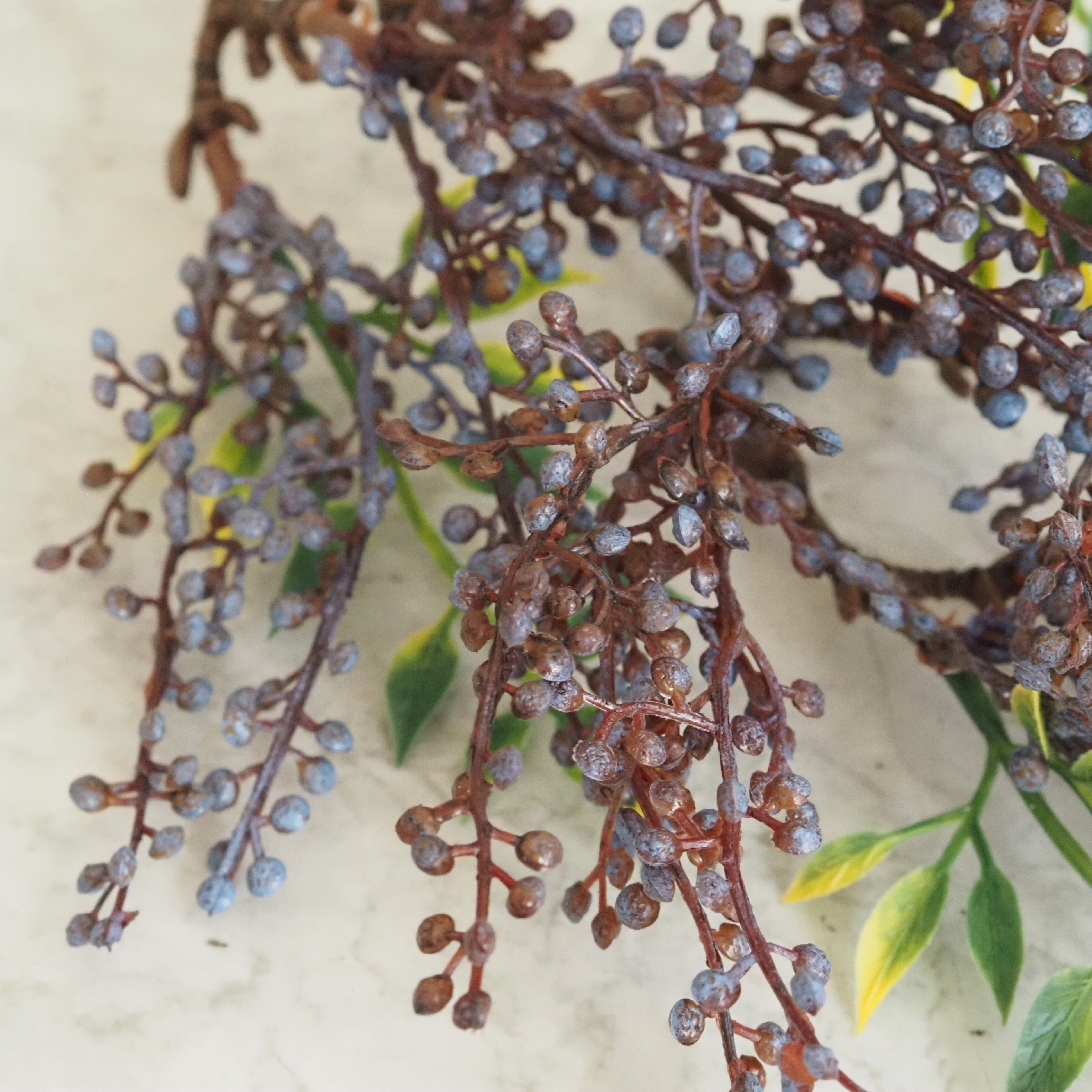 Beerenzweig Blaugrau · Dicht verzweigter Dekorationszweig mit Beeren und Blättern