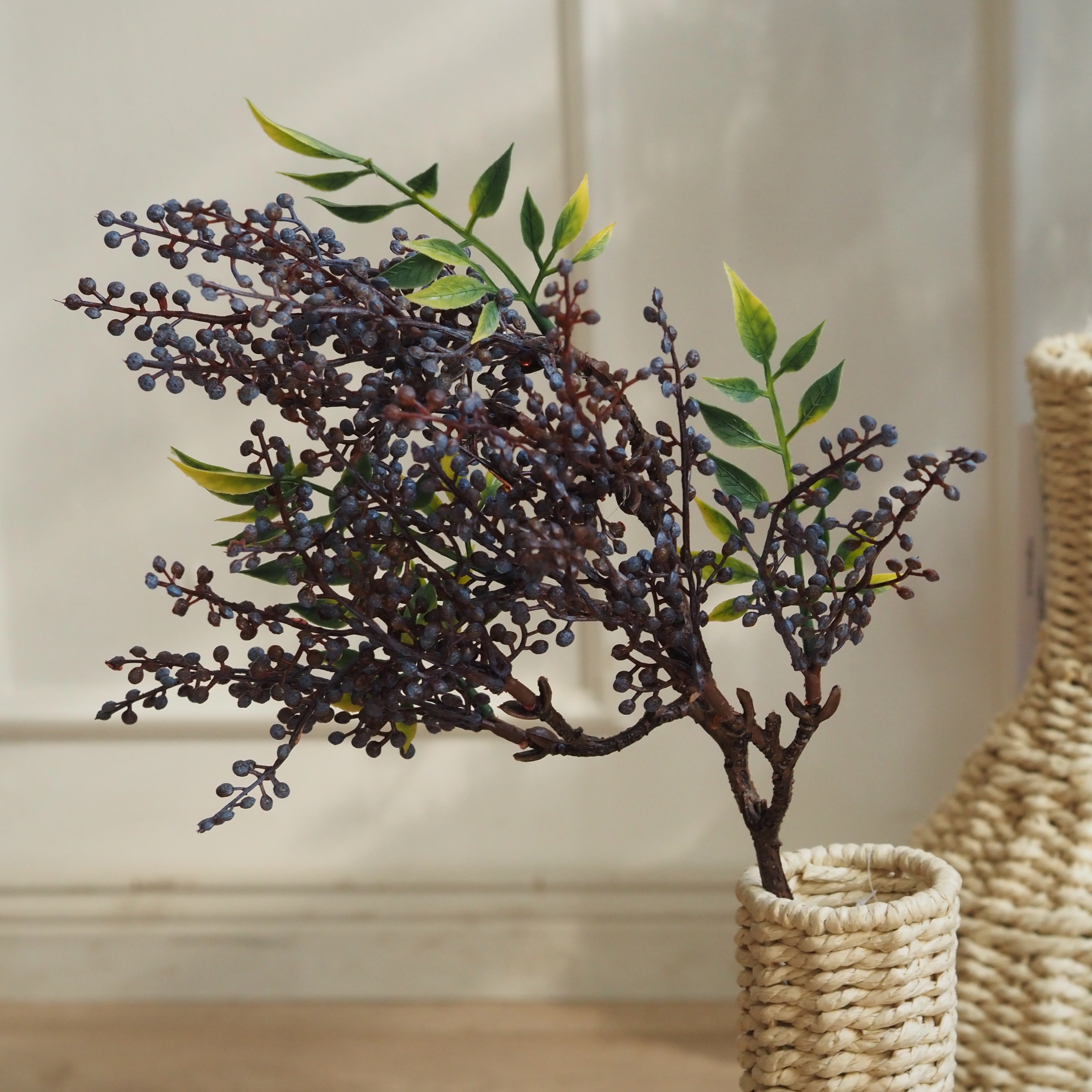 Beerenzweig Blaugrau · Dicht verzweigter Dekorationszweig mit Beeren und Blättern