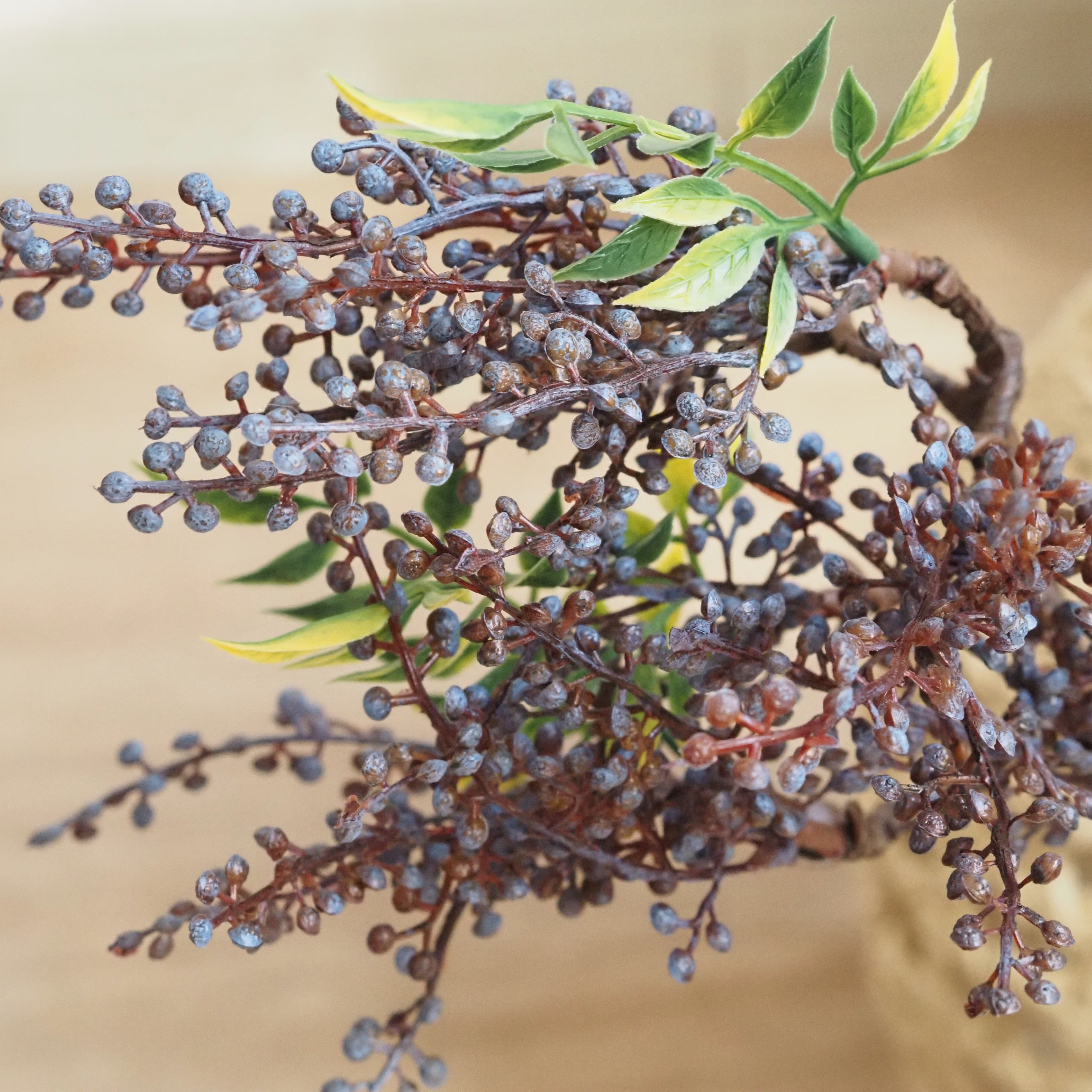 Beerenzweig Blaugrau · Dicht verzweigter Dekorationszweig mit Beeren und Blättern
