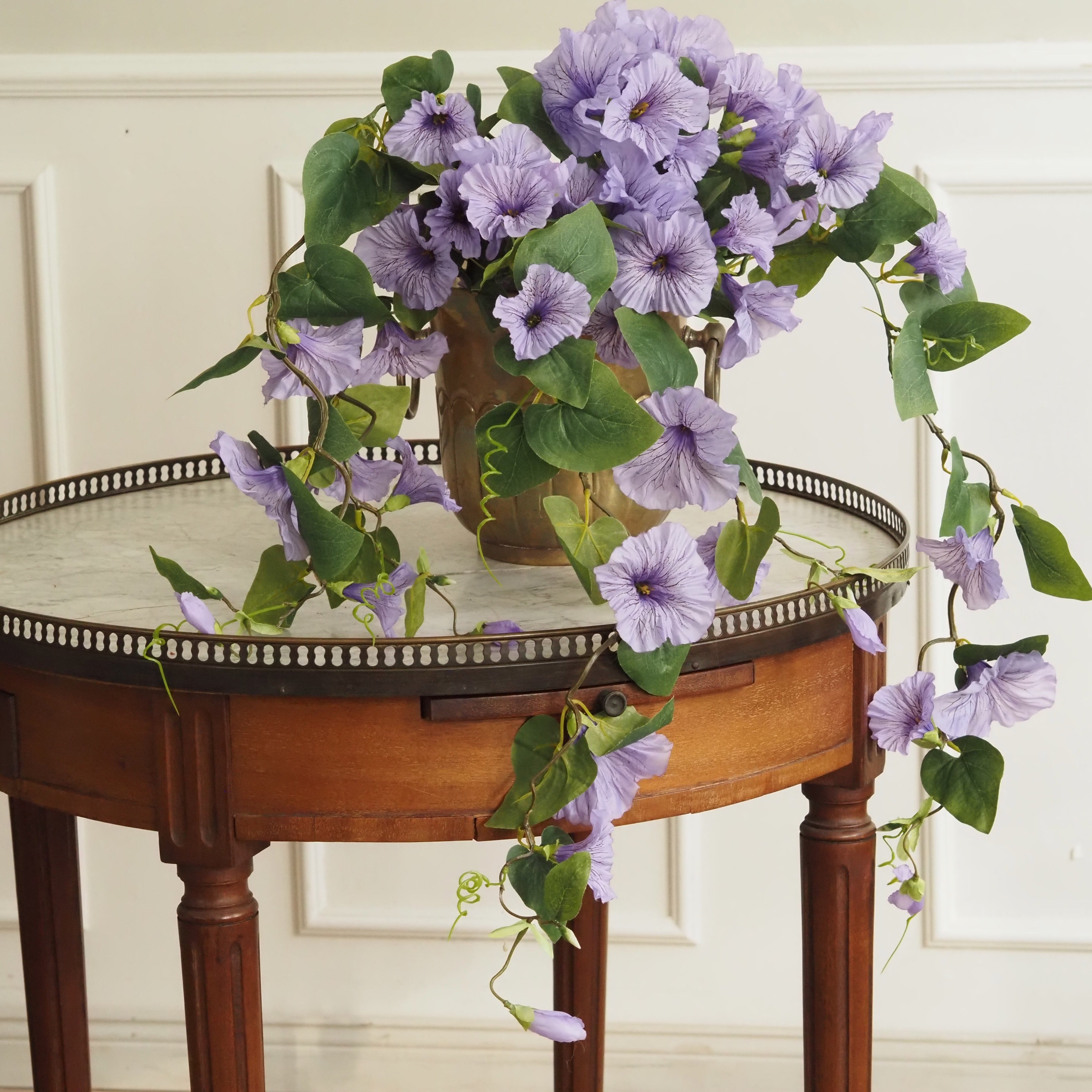 Hängepflanze Petunie · florales Dekorobjekt in Violett