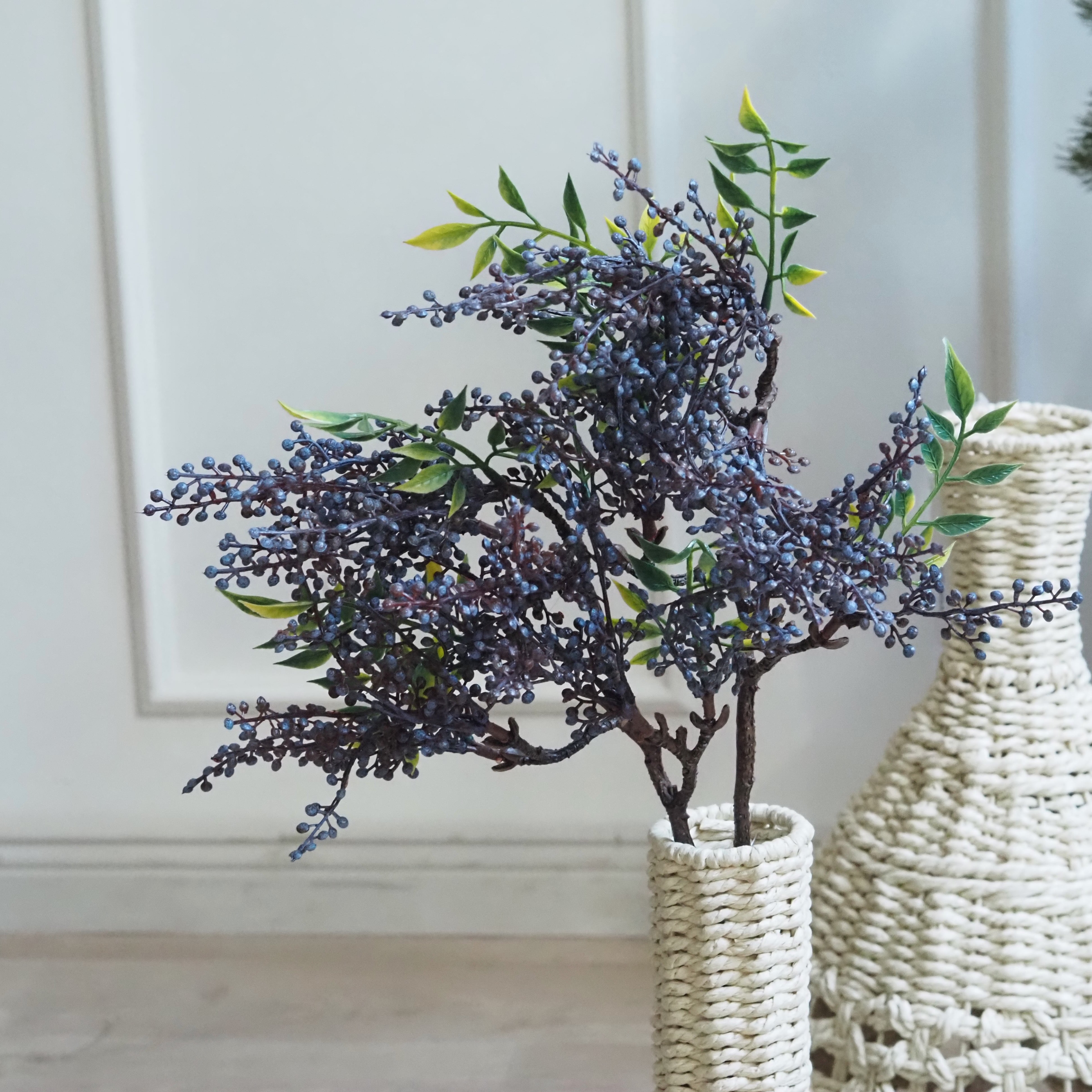 Beerenzweig Blaugrau · Dicht verzweigter Dekorationszweig mit Beeren und Blättern