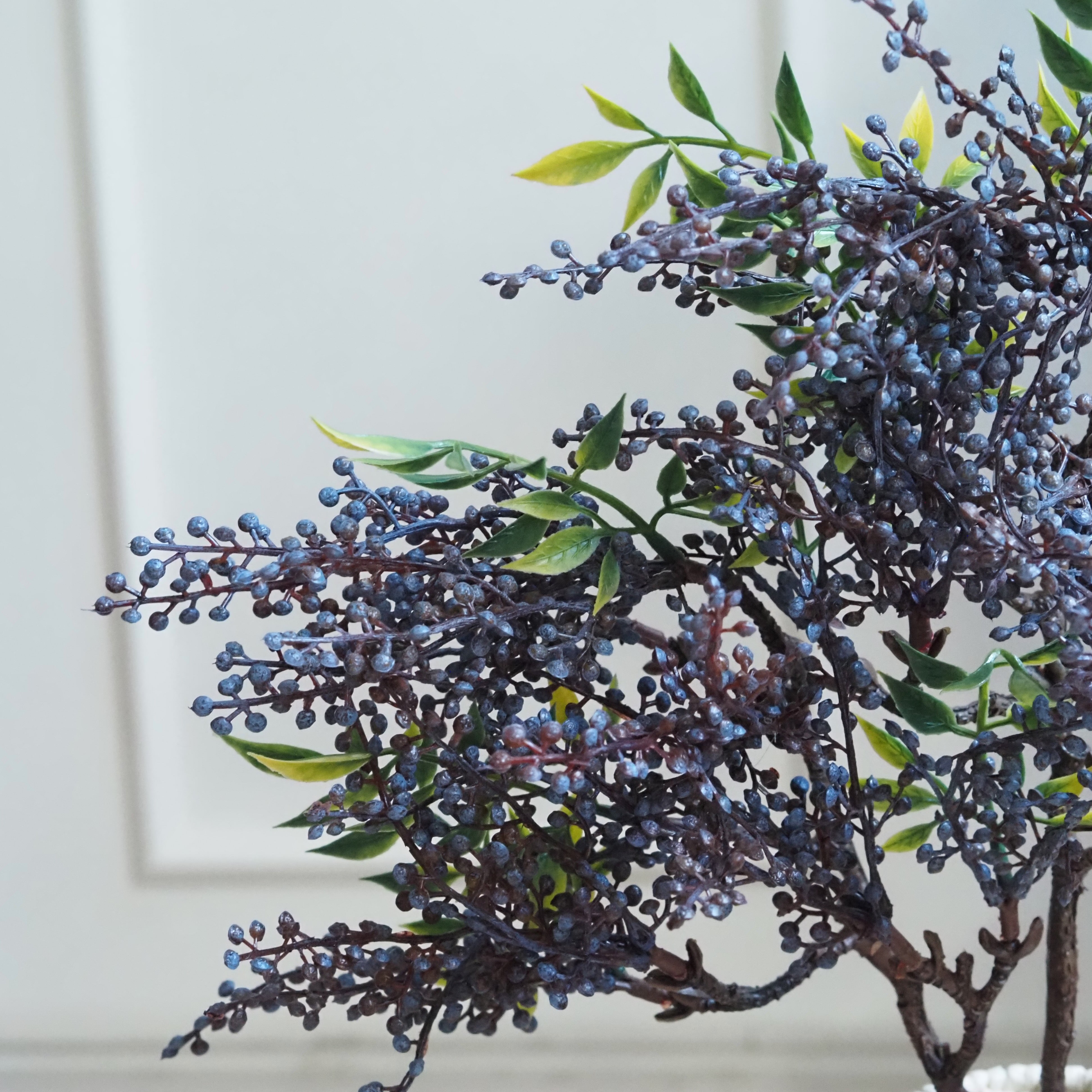 Beerenzweig Blaugrau · Dicht verzweigter Dekorationszweig mit Beeren und Blättern