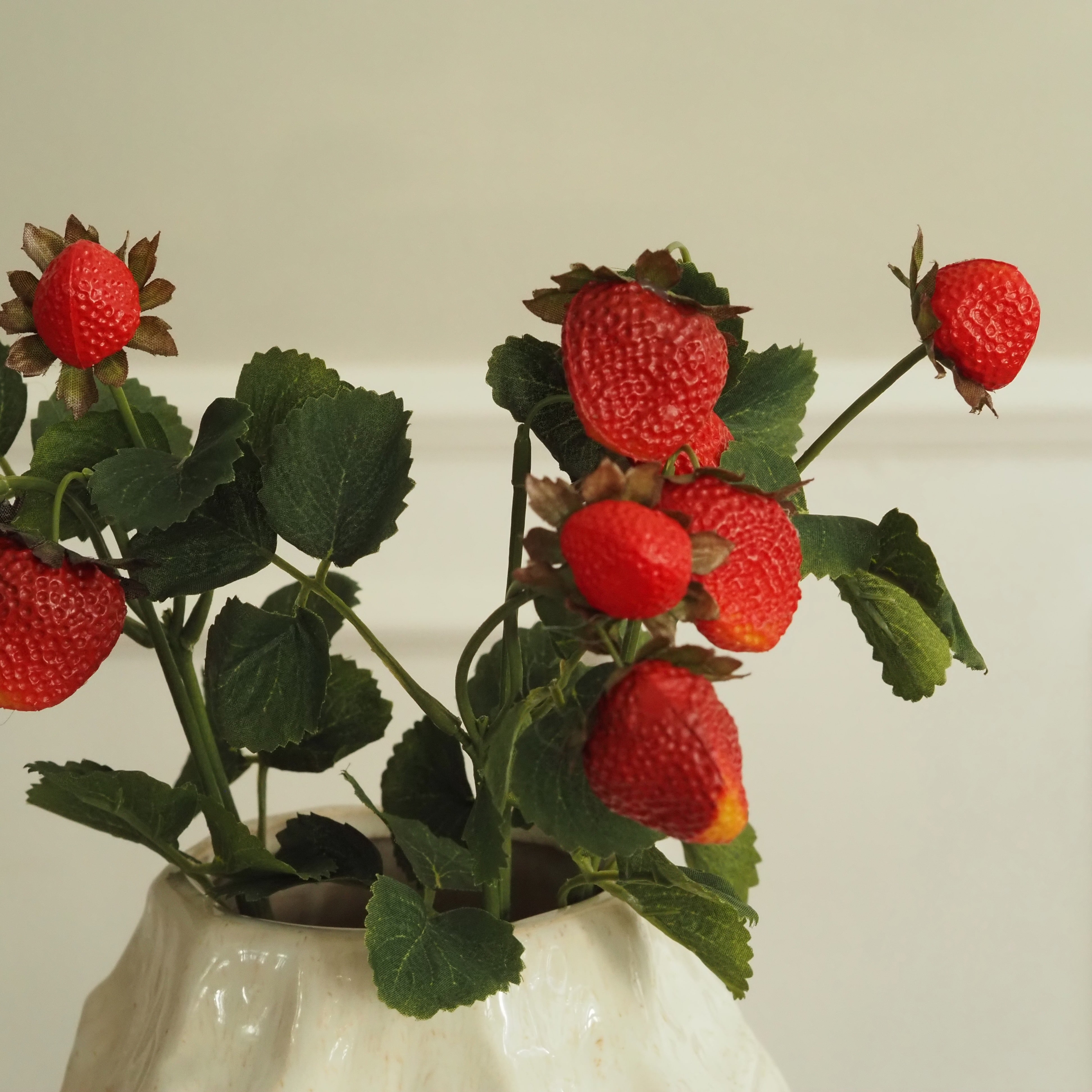 Erdbeerzweig Rot · Dekozweig mit Früchten und Blättern · 46,5 cm