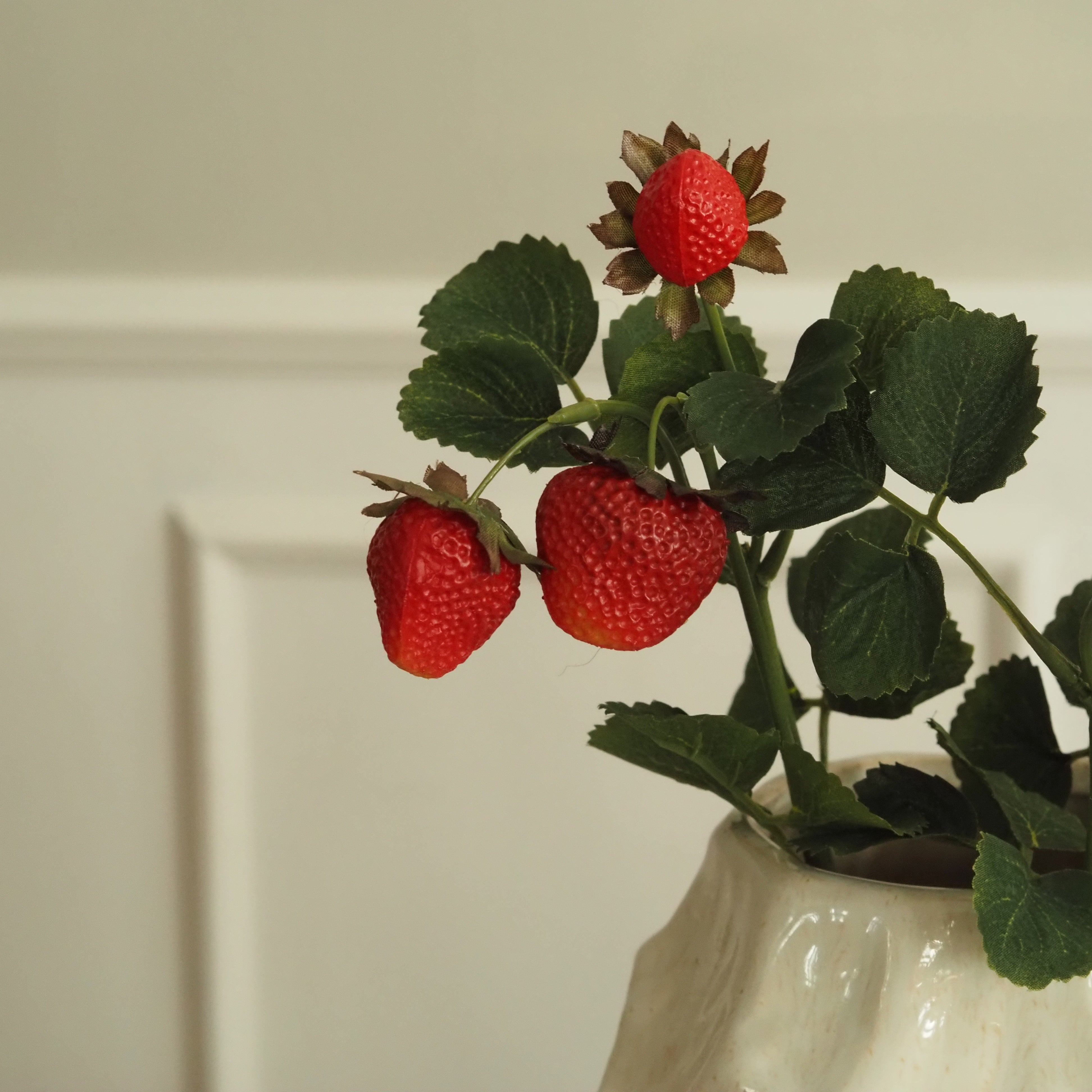 Erdbeerzweig Rot · Dekozweig mit Früchten und Blättern · 46,5 cm