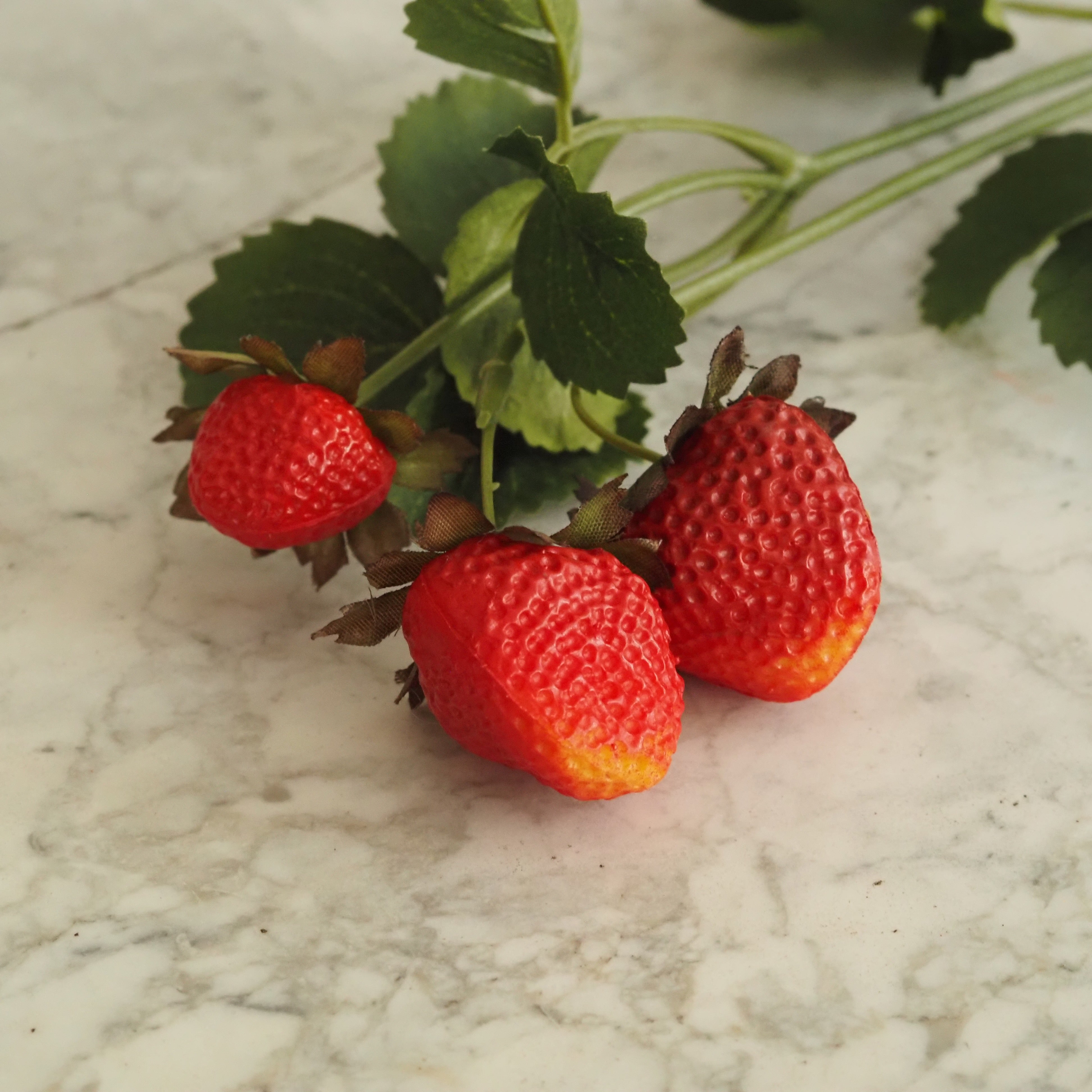 Erdbeerzweig Rot · Dekozweig mit Früchten und Blättern · 46,5 cm