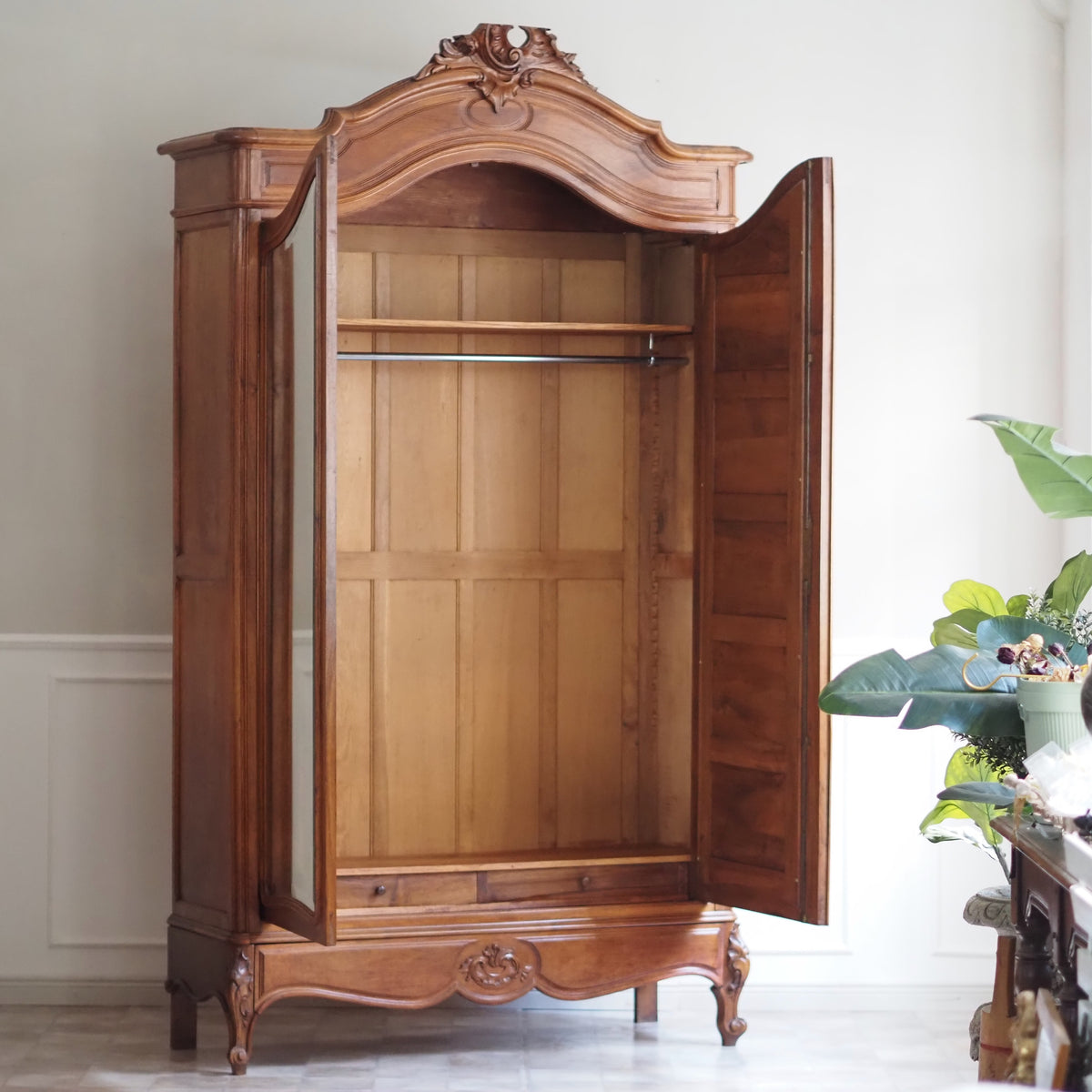 Kleiderschrank im Rokoko-Stil mit Spiegeltüren, um 1900