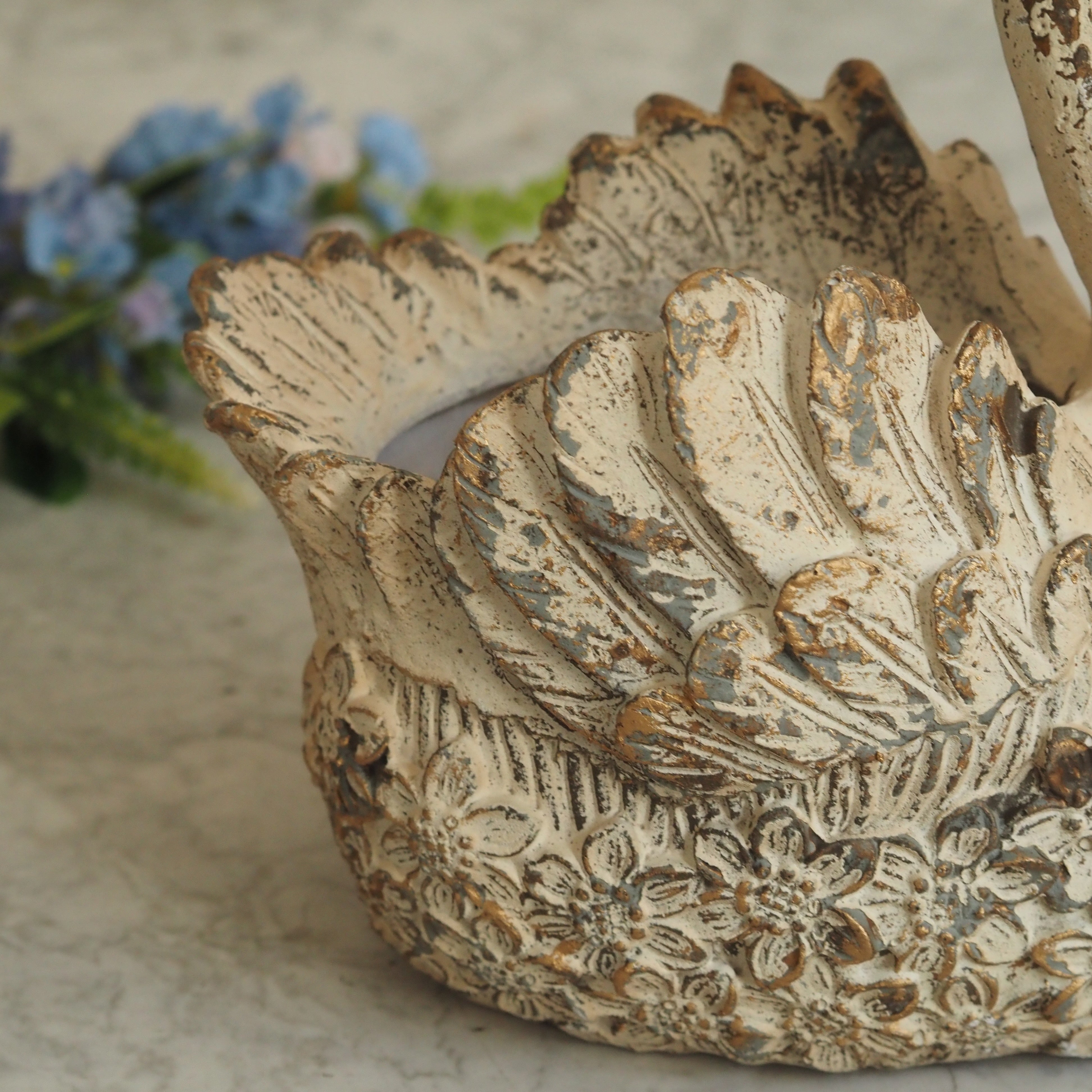 Schwan Dekofigur Crème · Polyresin mit Blütenrelief und Antik-Finish · 18 × 17 cm