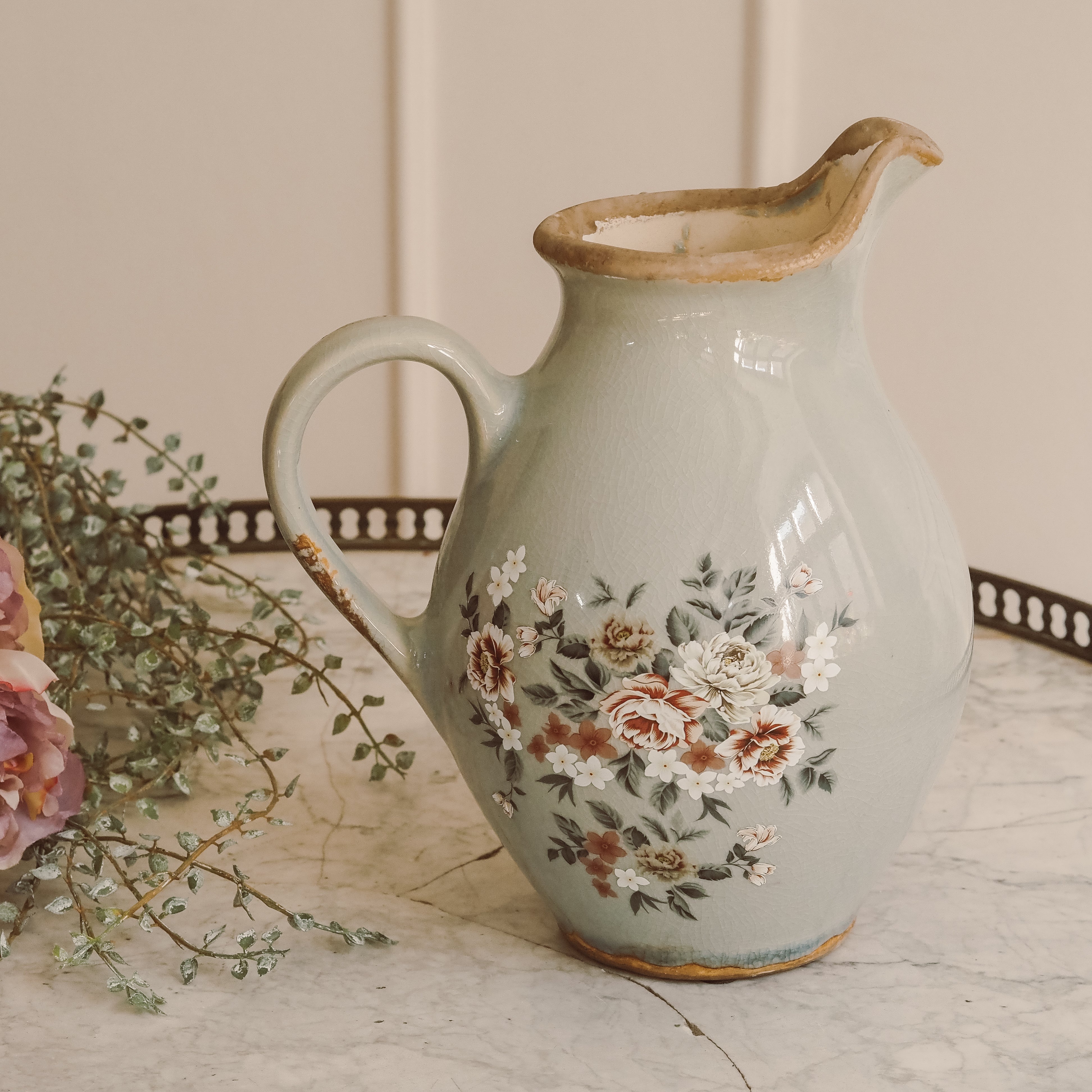 Deko-Kanne Salbeigrün · Bauchiger Keramikkrug mit Blumendekor und Krakelee-Glasur