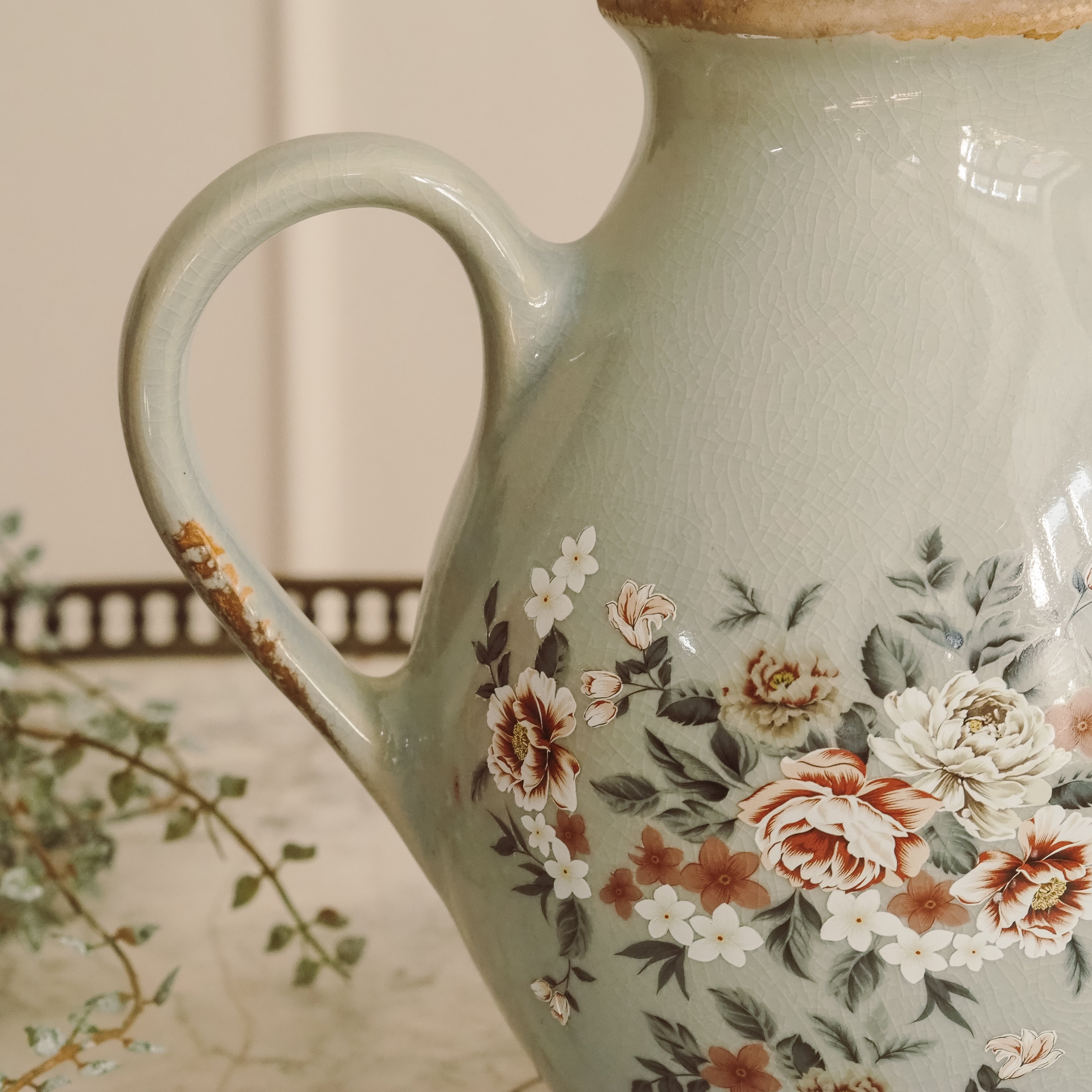 Deko-Kanne Salbeigrün · Bauchiger Keramikkrug mit Blumendekor und Krakelee-Glasur