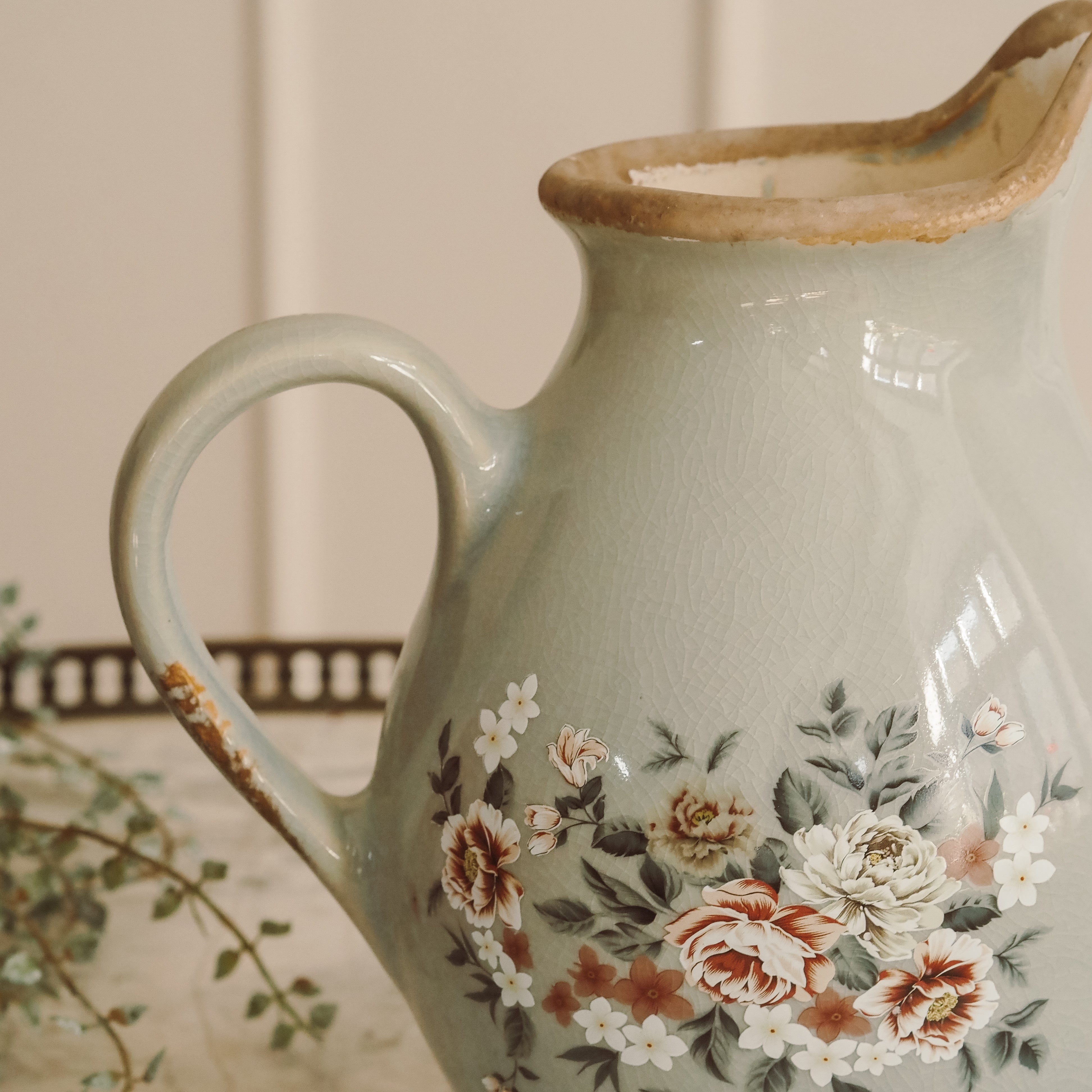 Deko-Kanne Salbeigrün · Bauchiger Keramikkrug mit Blumendekor und Krakelee-Glasur
