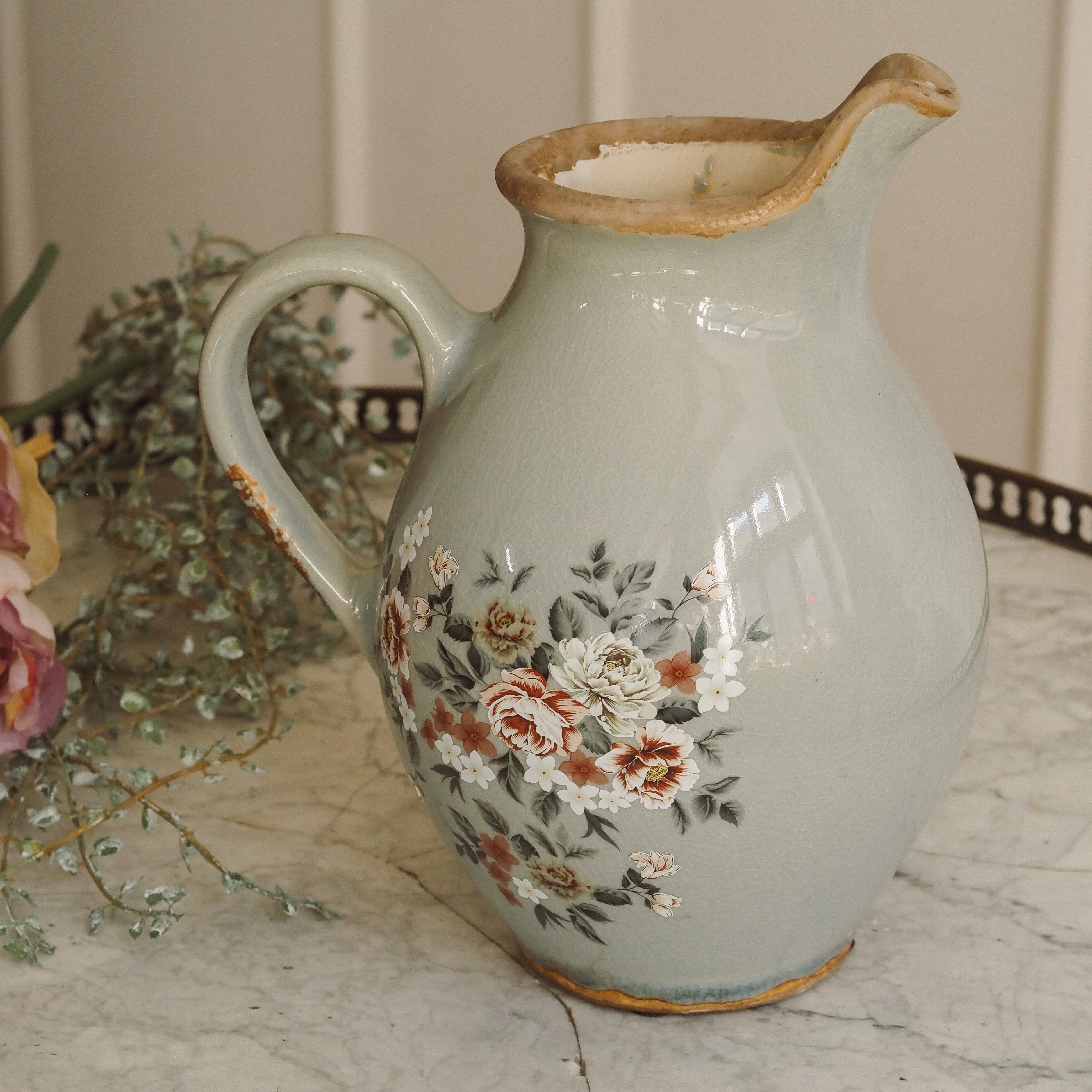 Deko-Kanne Salbeigrün · Bauchiger Keramikkrug mit Blumendekor und Krakelee-Glasur