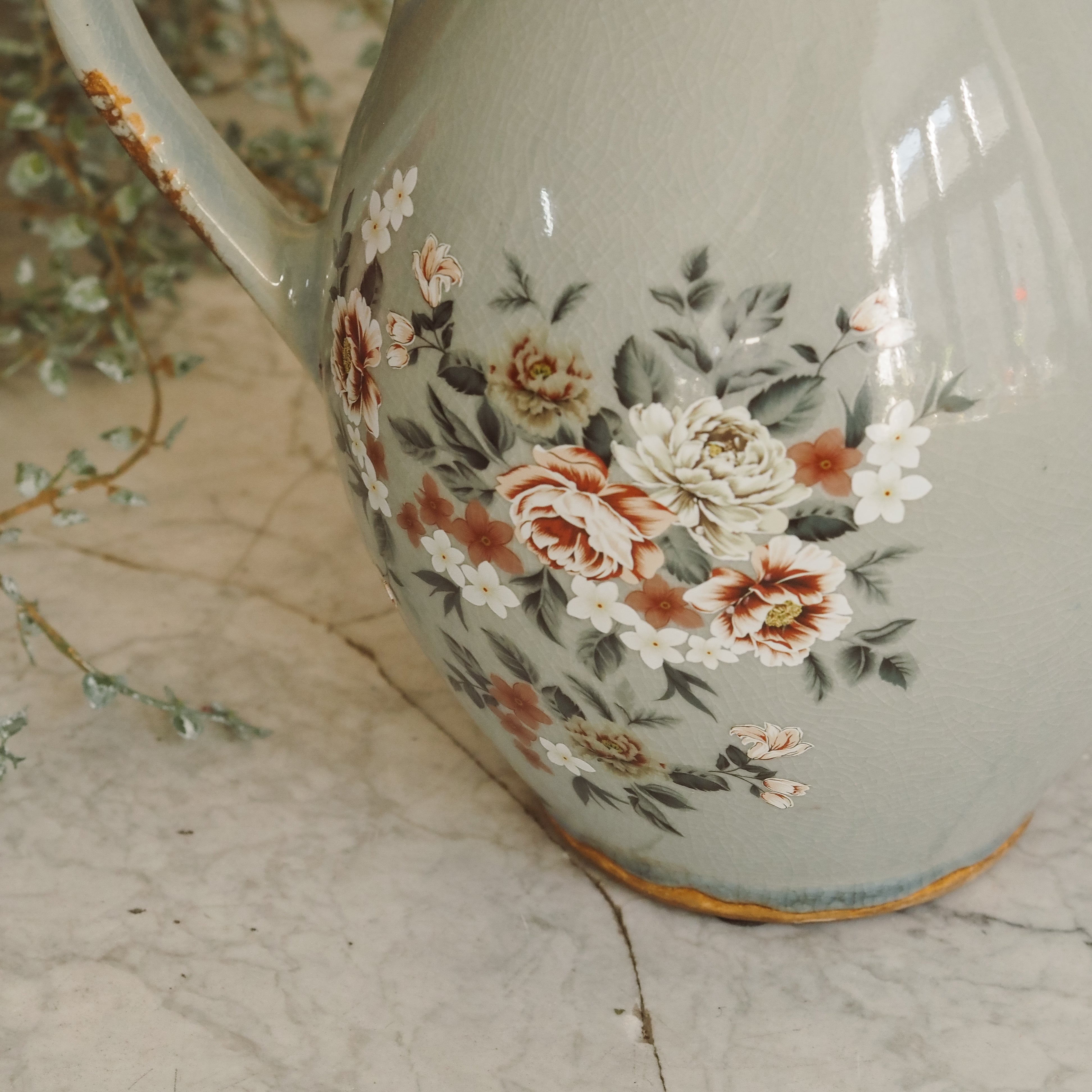 Deko-Kanne Salbeigrün · Bauchiger Keramikkrug mit Blumendekor und Krakelee-Glasur