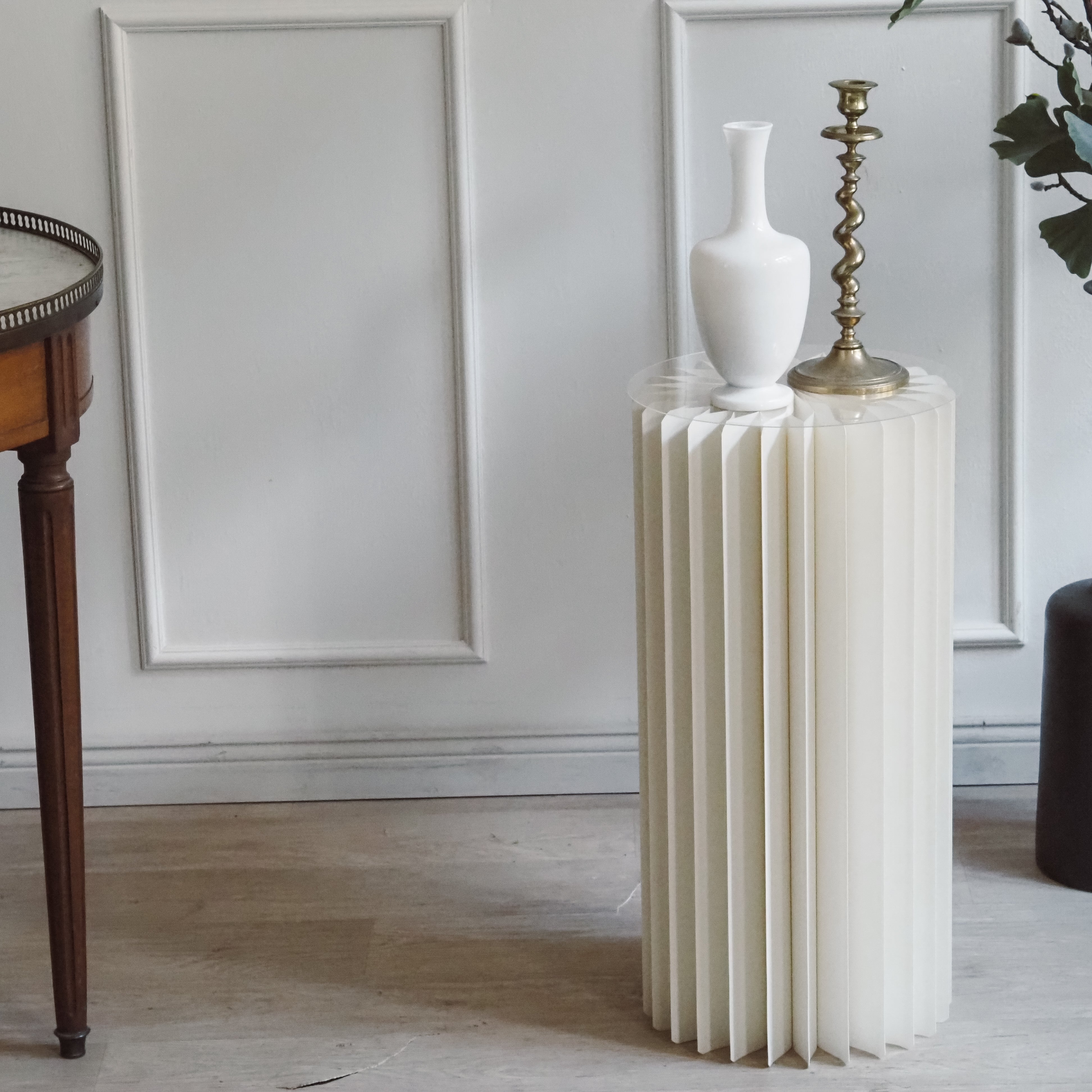 Papiersäule faltbar · skulpturales Podest mit Galeriecharakter