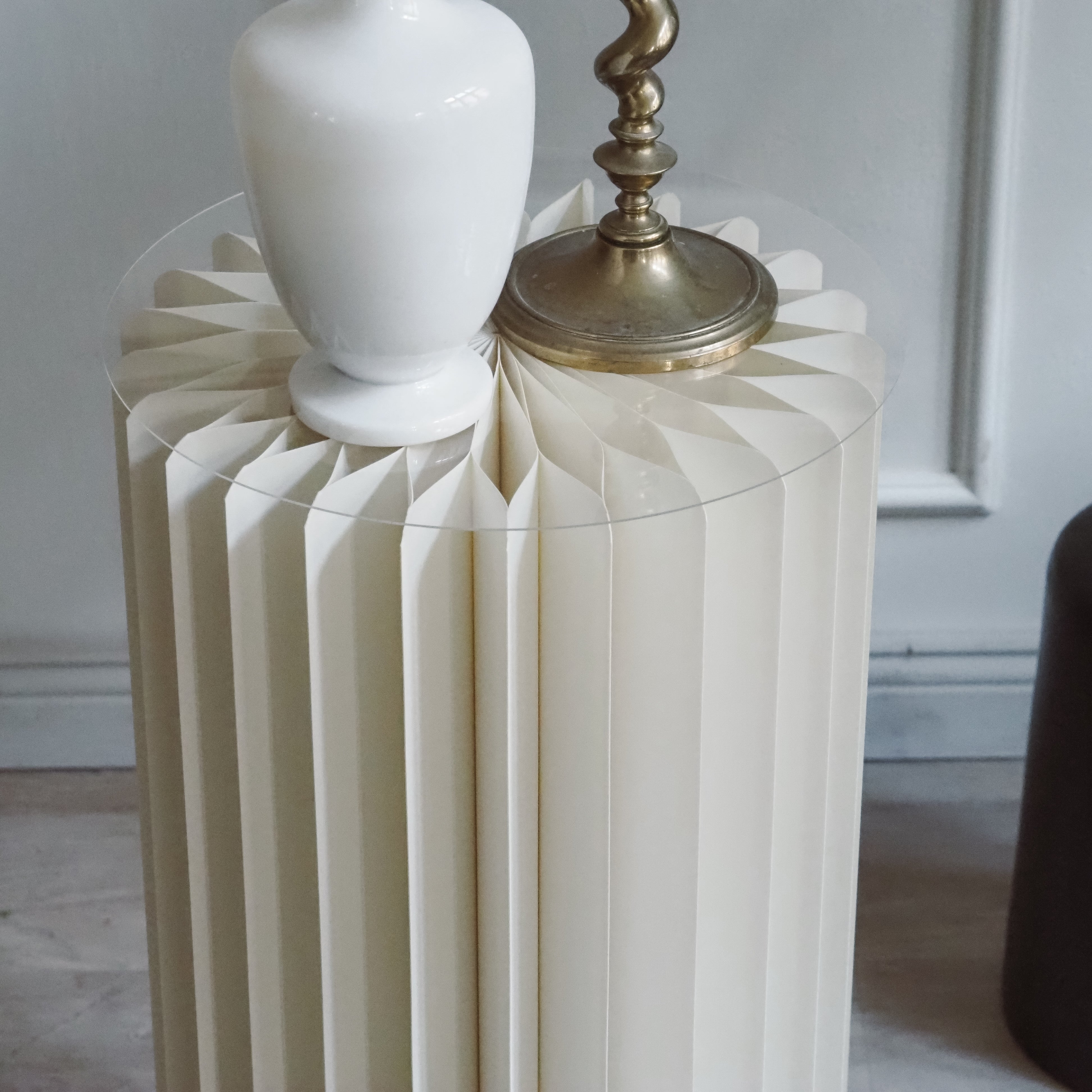 Papiersäule faltbar · skulpturales Podest mit Galeriecharakter