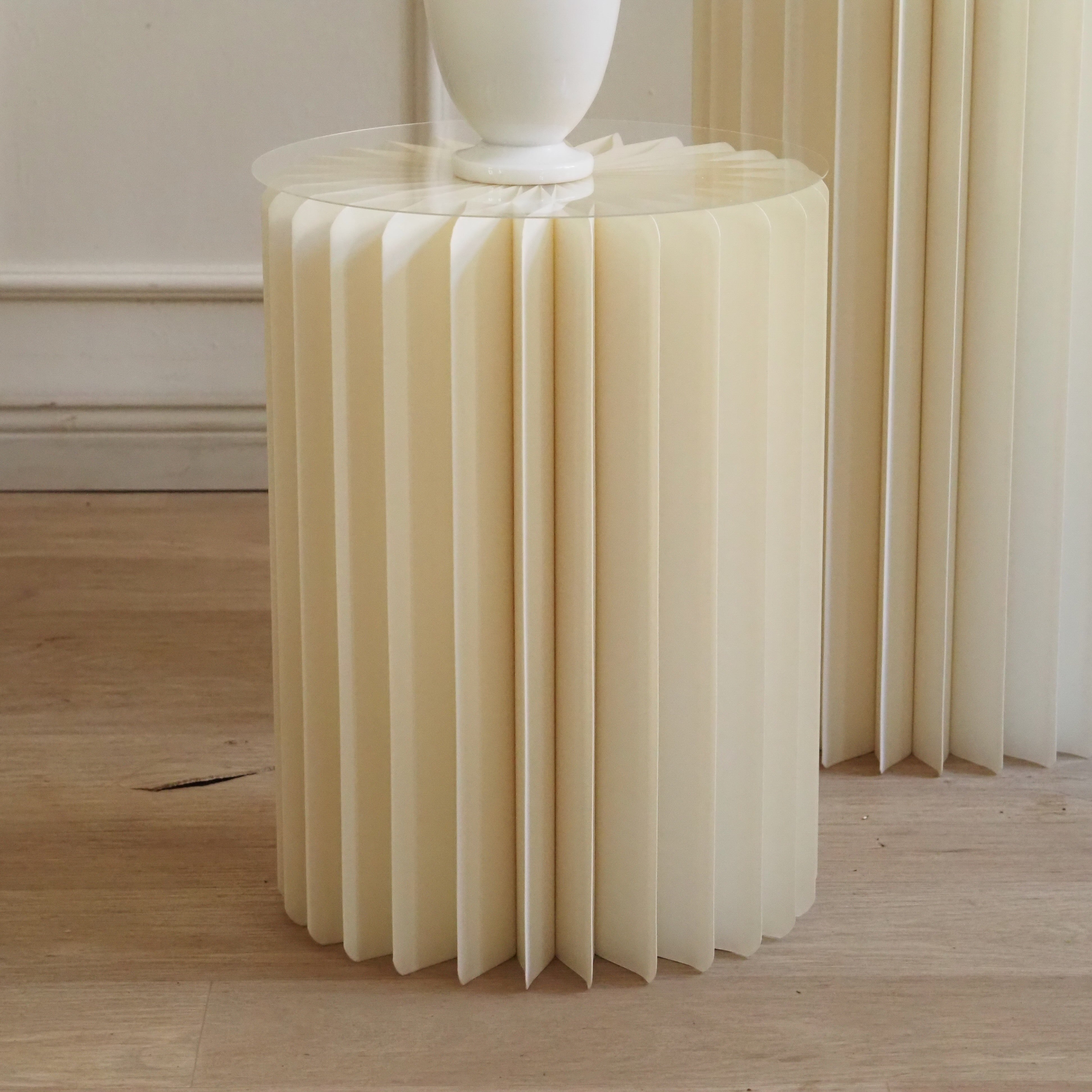 Papiersäule faltbar · skulpturales Podest mit Galeriecharakter